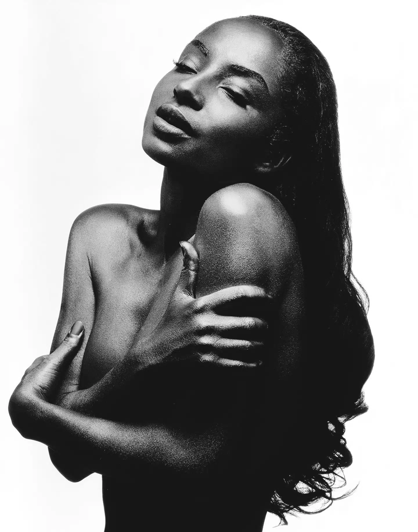 Til coveret for albummet »Love Deluxe« blev Sadé malet guldfarvet.