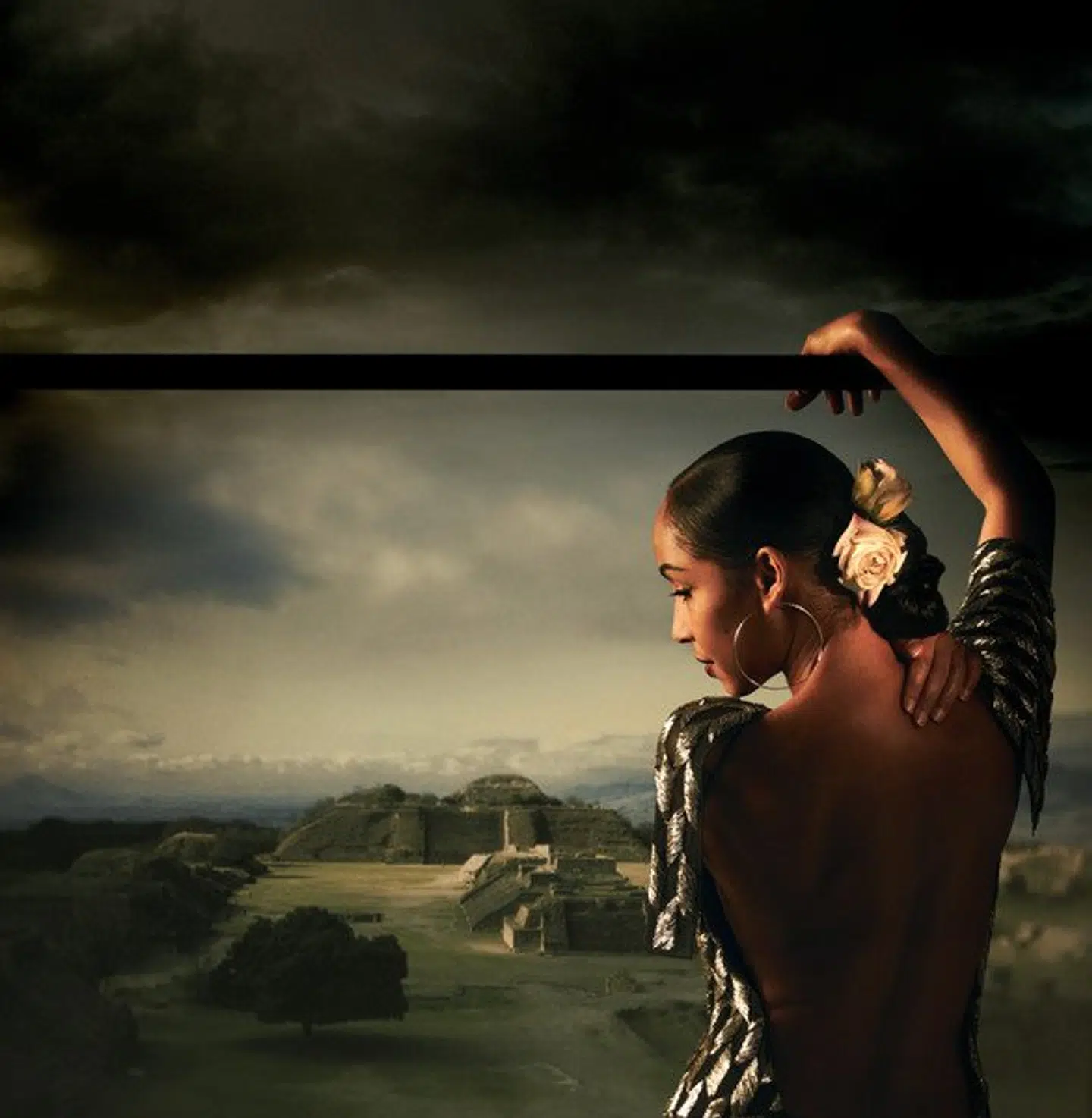 Det visuelle spiller en kæmpe rolle i Sadés univers. Her er et af billederne i forbindelse med hendes seneste album »Soldier of Love« fra 2010.