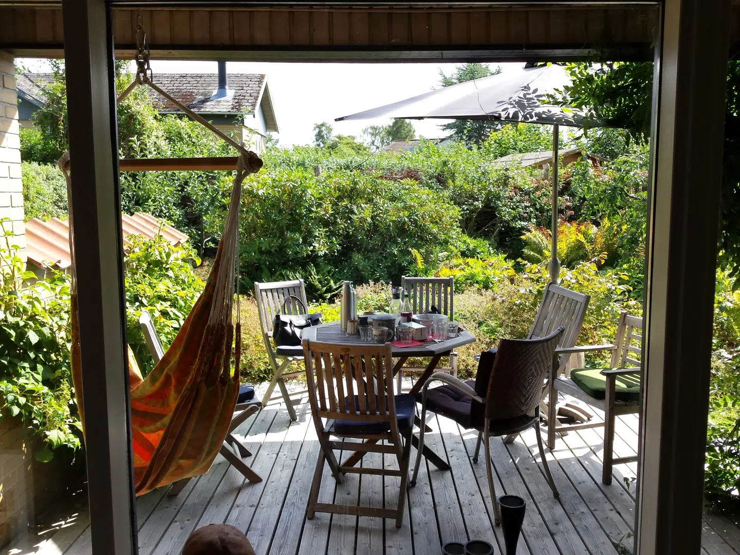 Kan du gætte, hvem der bor her? Familiens Isagers sommerlige terrasse i forstaden Beder.