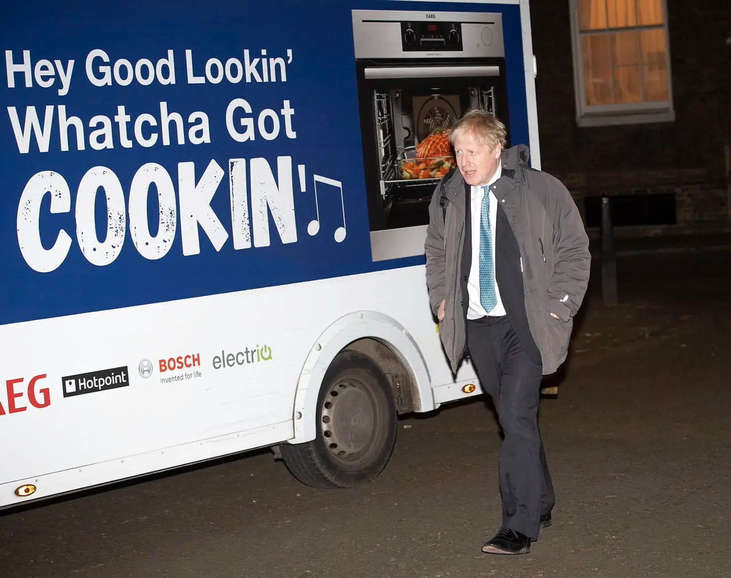 Boris Johnson tumler i øjeblikket både med Brexit- og tabloidhistorier om opløsningen af sit ægteskab og en ny og ung kærlighed. Fotografen synes at have et godt øje for teksten på bussen.