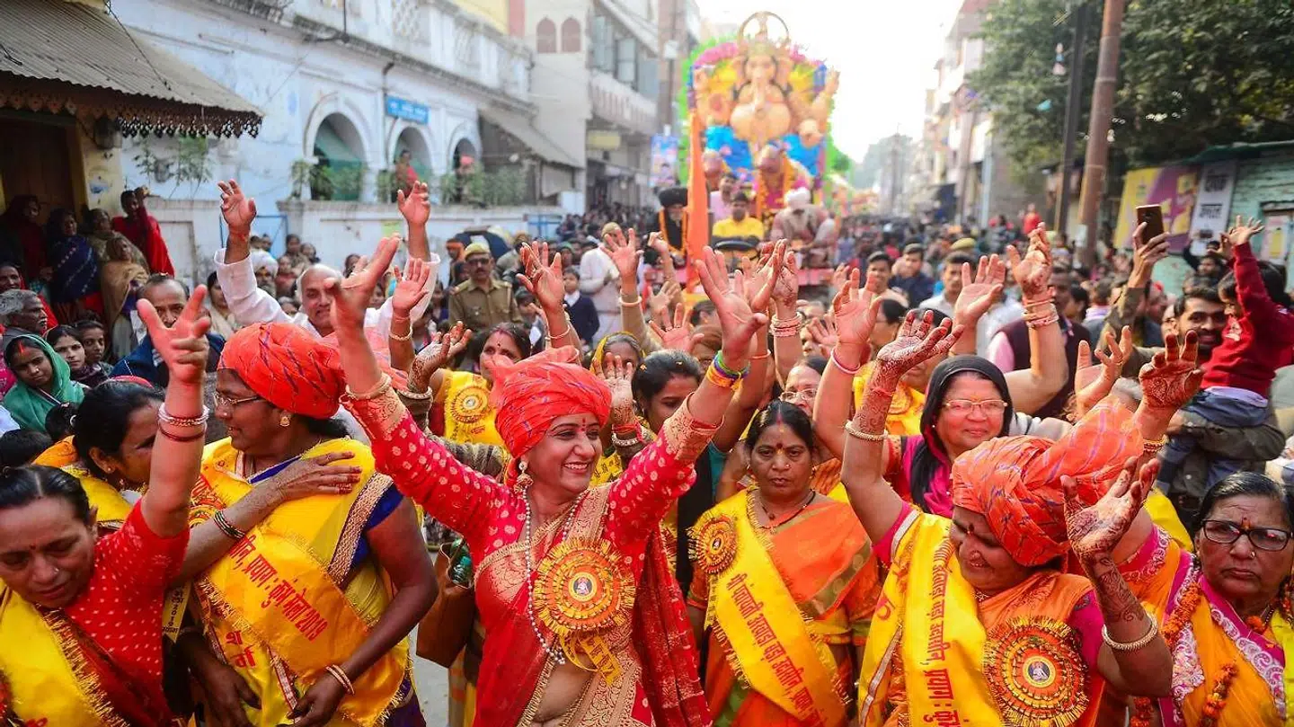 Hinduer går i procession ned mod sammenløbet af floderne Ganges og Yamuna, også kendt som Sangam.