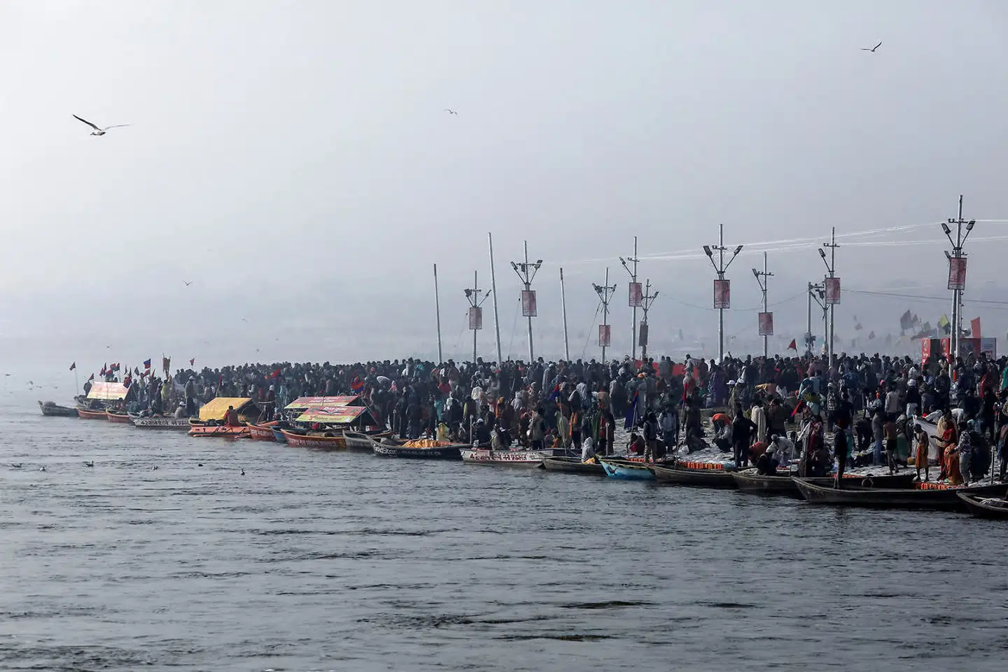 Pilgrimme på vej til det ceremonielle bad i flodernes sammenløb.