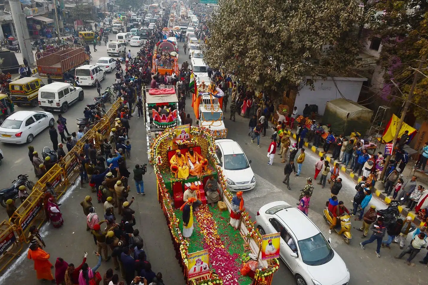 Pilgrimsfærden præger mildt sagt gadebilledet i Prayagraj. Her samles millioner af hengivne hinduer.