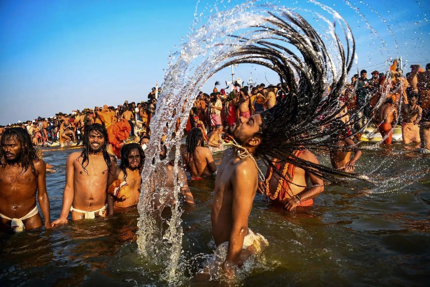 Badet i sammenløbet af Ganges og Yamuna er en central del af pilgrimsfærden.