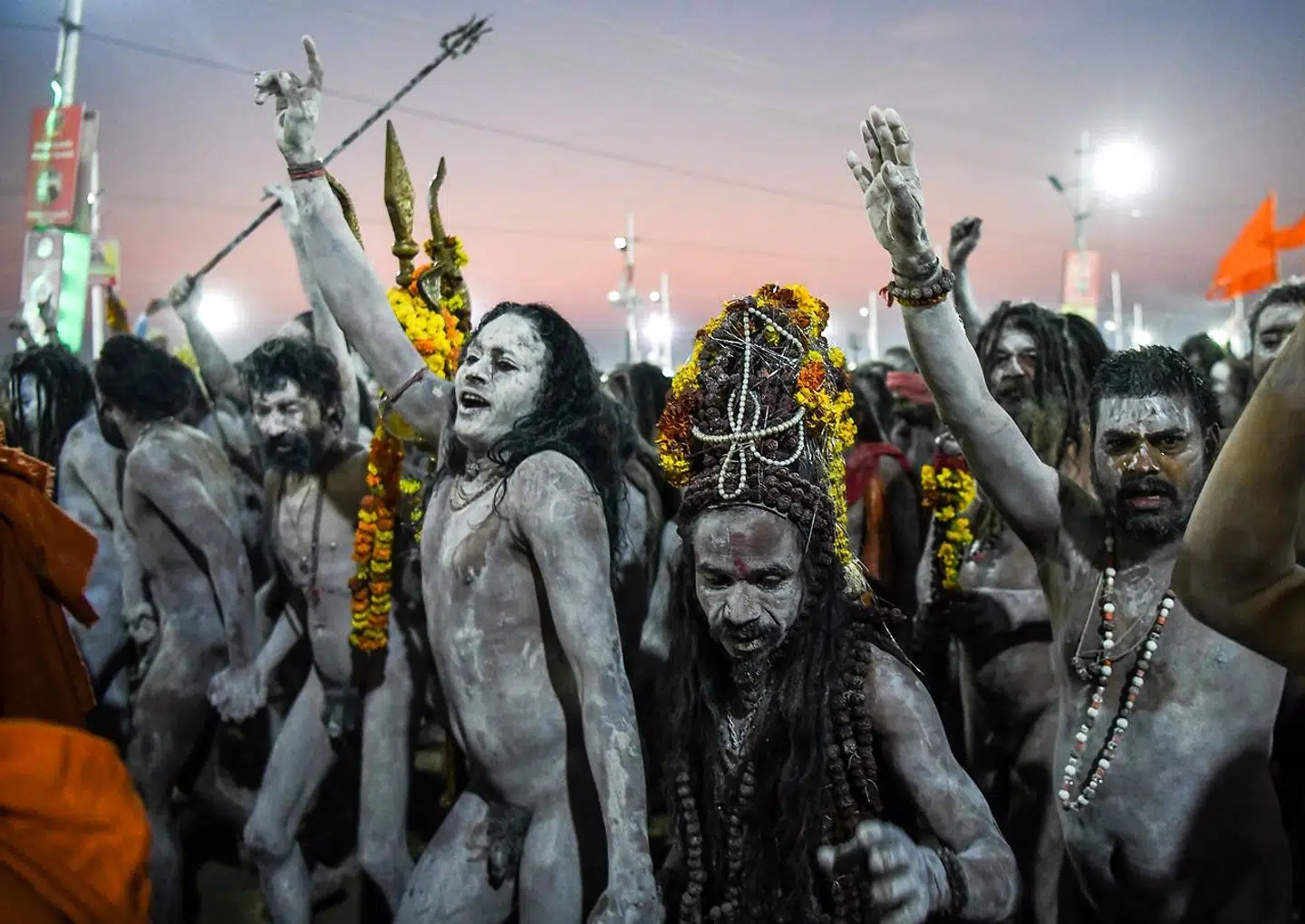 Indiske hellige mænd – de såkaldte sadhus – går i procession efter at have badet ved Sangam. Det er betegnelsen for det sted, hvor Ganges, Yamuna og den mytiske Saraswati-flod løber sammen.