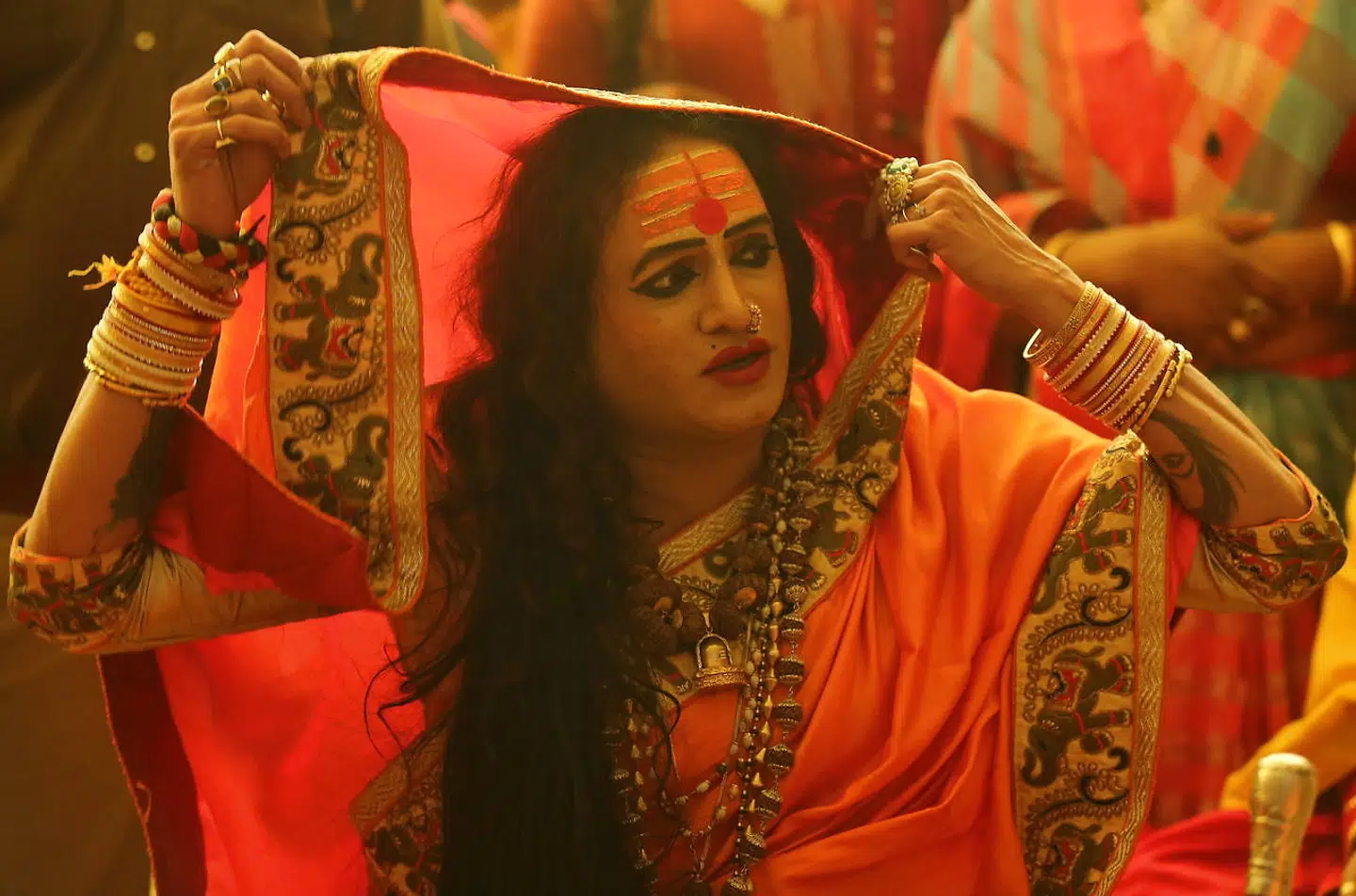 Lederen af »Kinnar Akhara« eller De Transkønnedes Forsamling, Laxmi Narayan Tripathi, velsigner pilgrimme under festivalen i Prayagraj, det tidligere Allahabad, i Indiens Uttar Pradesh-provins.