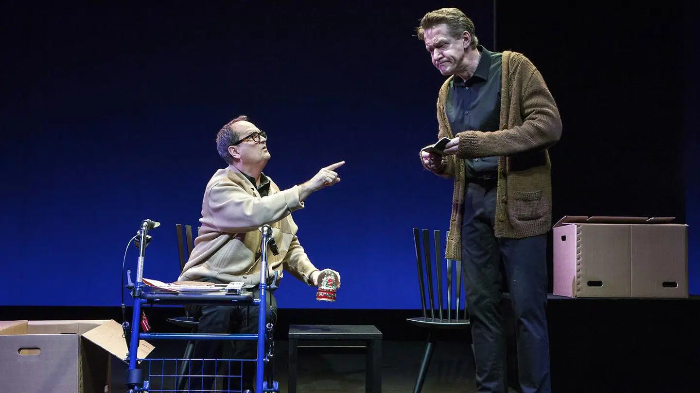 Fra urne til barnsben: Niels Ellegaard og Henrik Lykkegaard i »Livet – hvor svært ka' det være?« på Folketeatrets Hippodromen-scene.