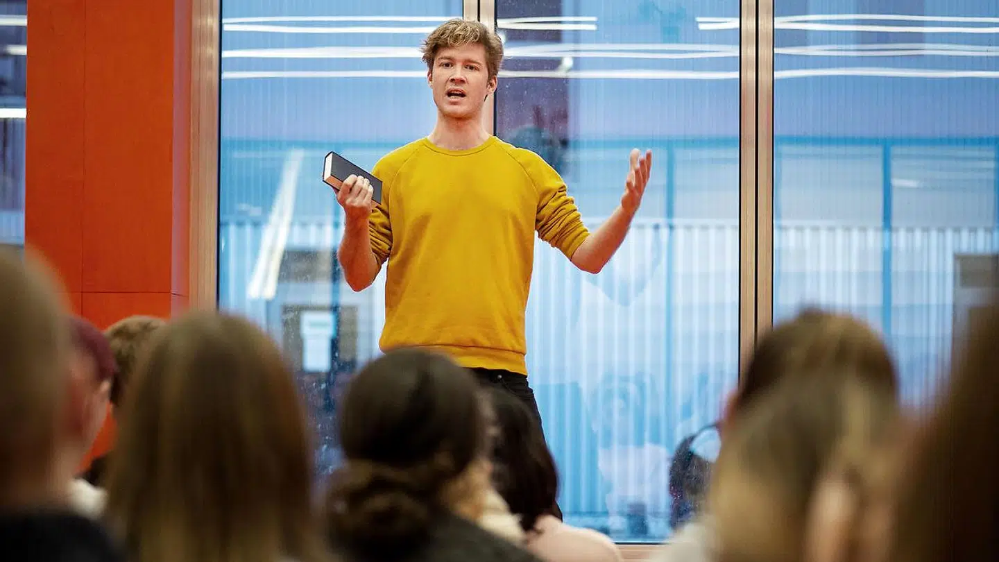 Mikkel Bech-Hansen fra Minds of 99 er en af de tolv lærere på den nye Roskilde Festival Højskole, som netop har budt velkommen til første hold af elever.