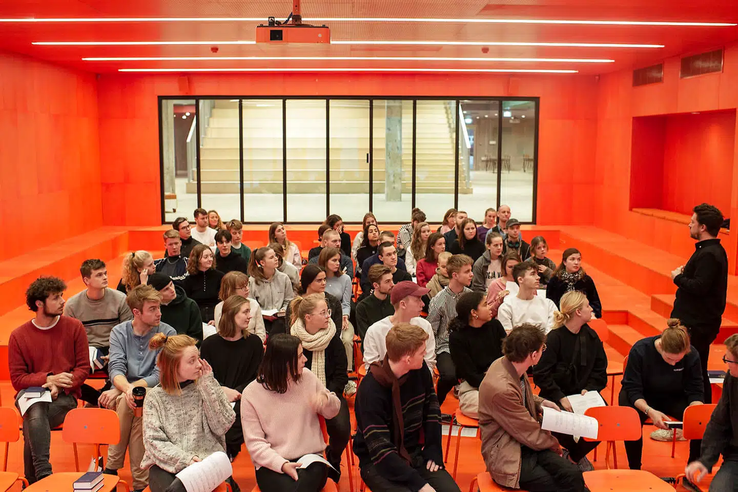 Morgensamling på Roskilde Festival Højskole, hvor der bl.a. bliver sunget »Man binder os på mund og hånd«.