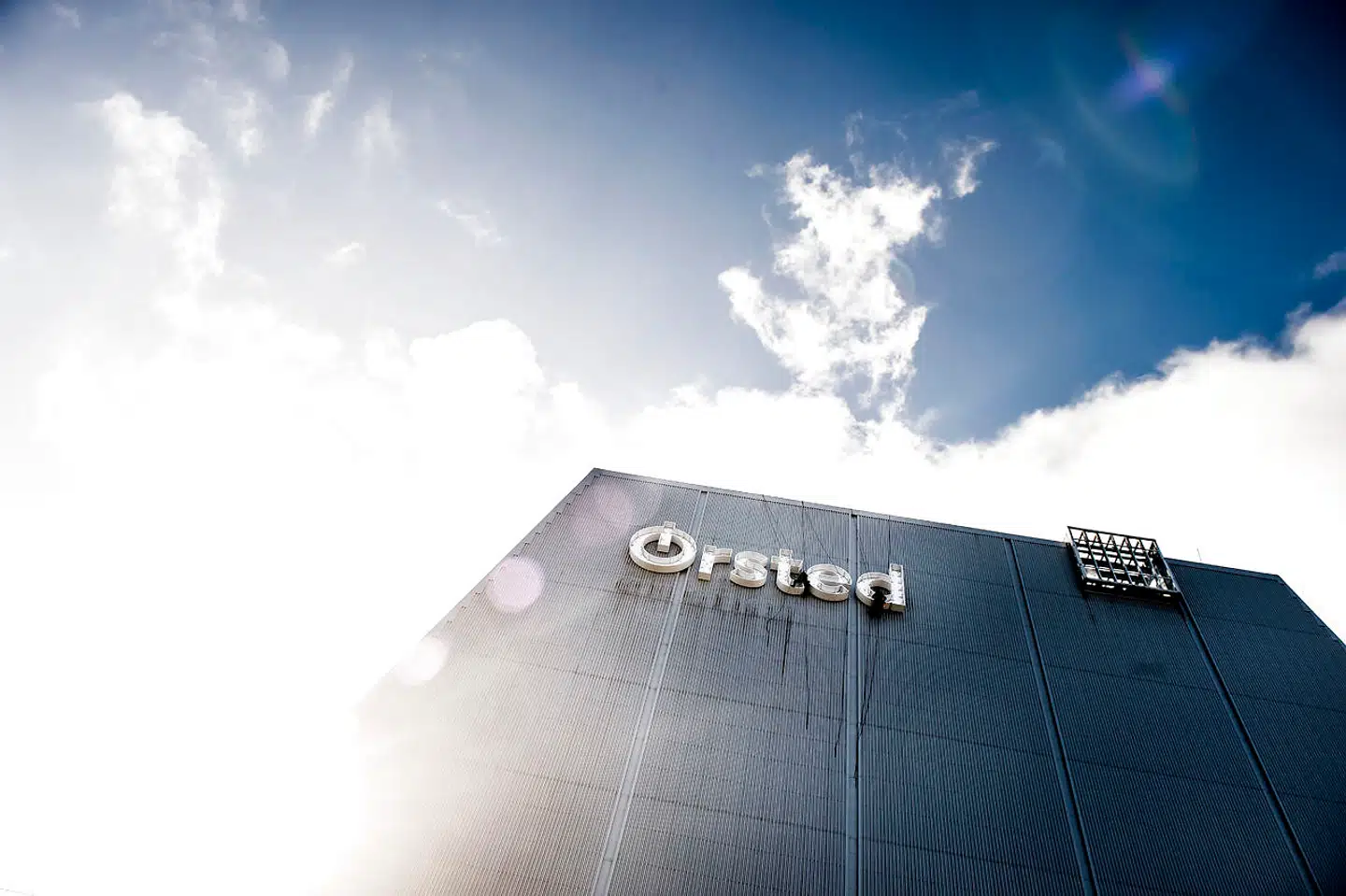 (ARKIV) Det store Dong Energy skilt på Avedøreværket bliver skiftet ud med et Ørsted skilt med hjælp fra tidligere Jægersoldater, som hænger på Avedøreværket og sætter de sidste dele på det store skilt fredag den 3. november 2017. Finansministeriet har meddelt Ørsted, at der ikke længere er opbakning til salg af Radius. (Foto: Mads Claus Rasmussen/Ritzau Scanpix)