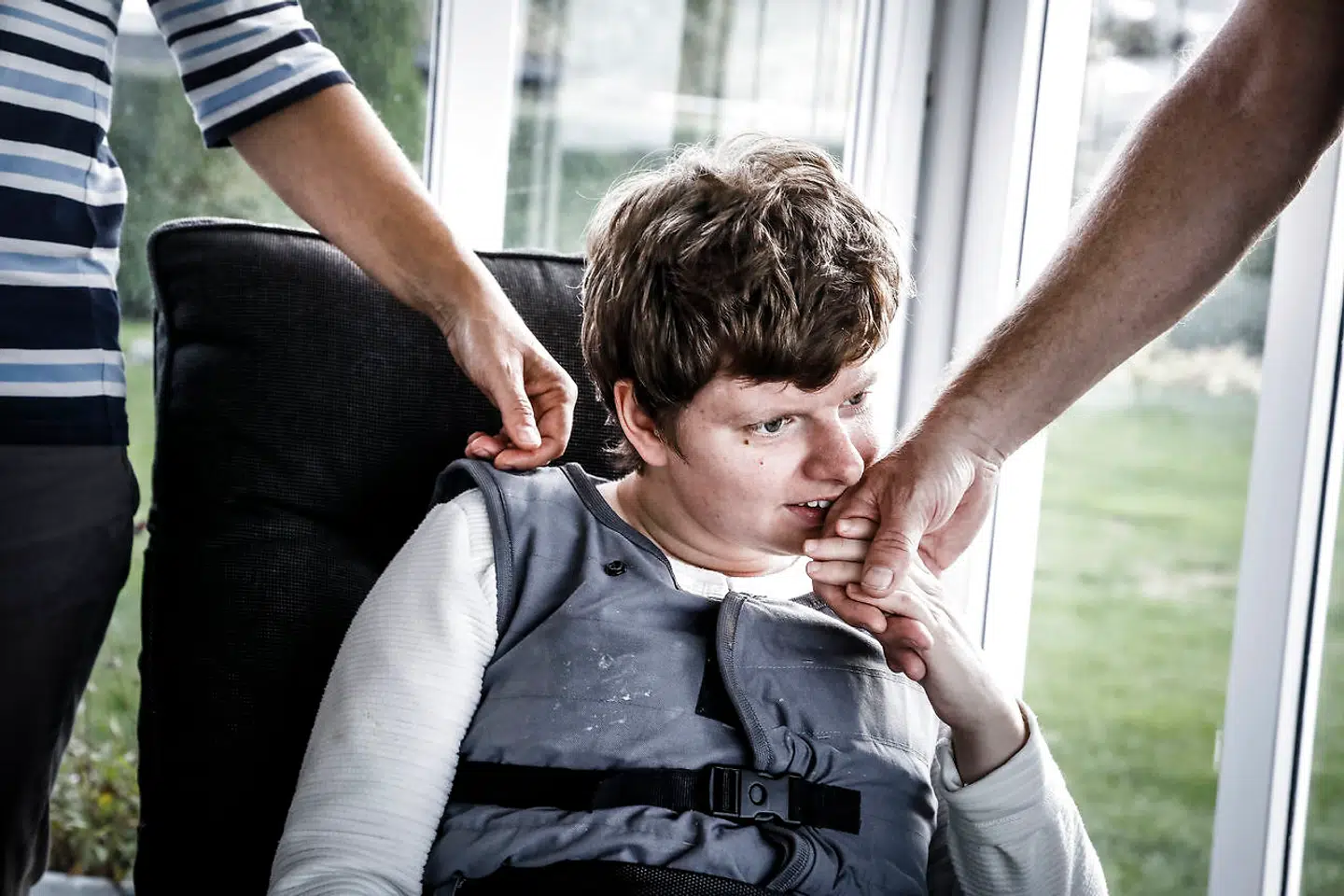 Karina, som er autist og mentalt retarderet, kastede i frustration to bøger mod en pædagog på sit bosted. Her er hun hjemme hos sine forældre Pia og Richardt på søndagsvisit. Foto Claus Bjørn Larsen