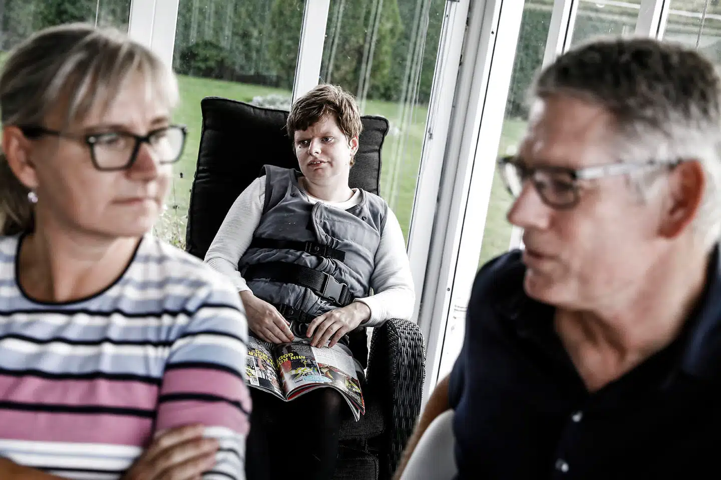 Karina, som er autist og mentalt retarderet, kastede i frustration to bøger mod en pædagog på sit bosted. Her er hun hjemme hos sine forældre Pia og Richardt på søndagsvisit. Foto Claus Bjørn Larsen