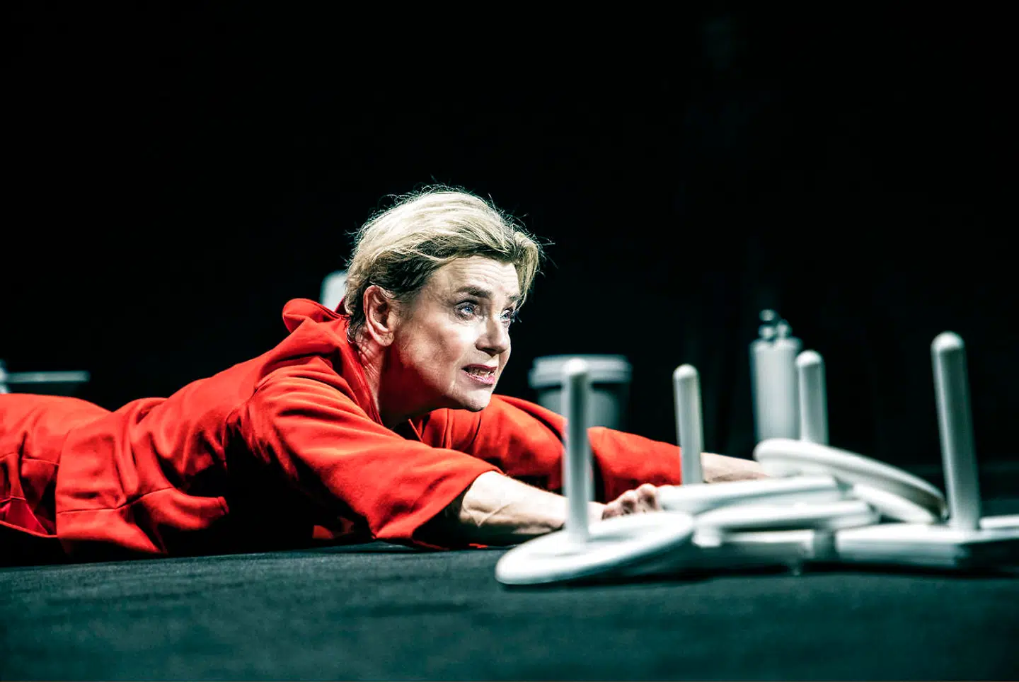 Stina Ekblad er en enestående fremmedfører i helvede.