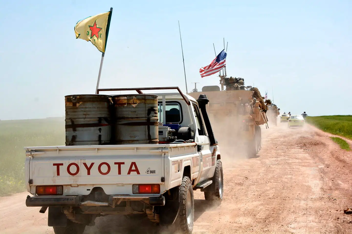 Her ses amerikanske militærstyrker sammen med enheder fra den kurdiske milits Folkets Forsvarsenheder (YPG) i det nordlige Syrien nær den tyrkiske grænse.