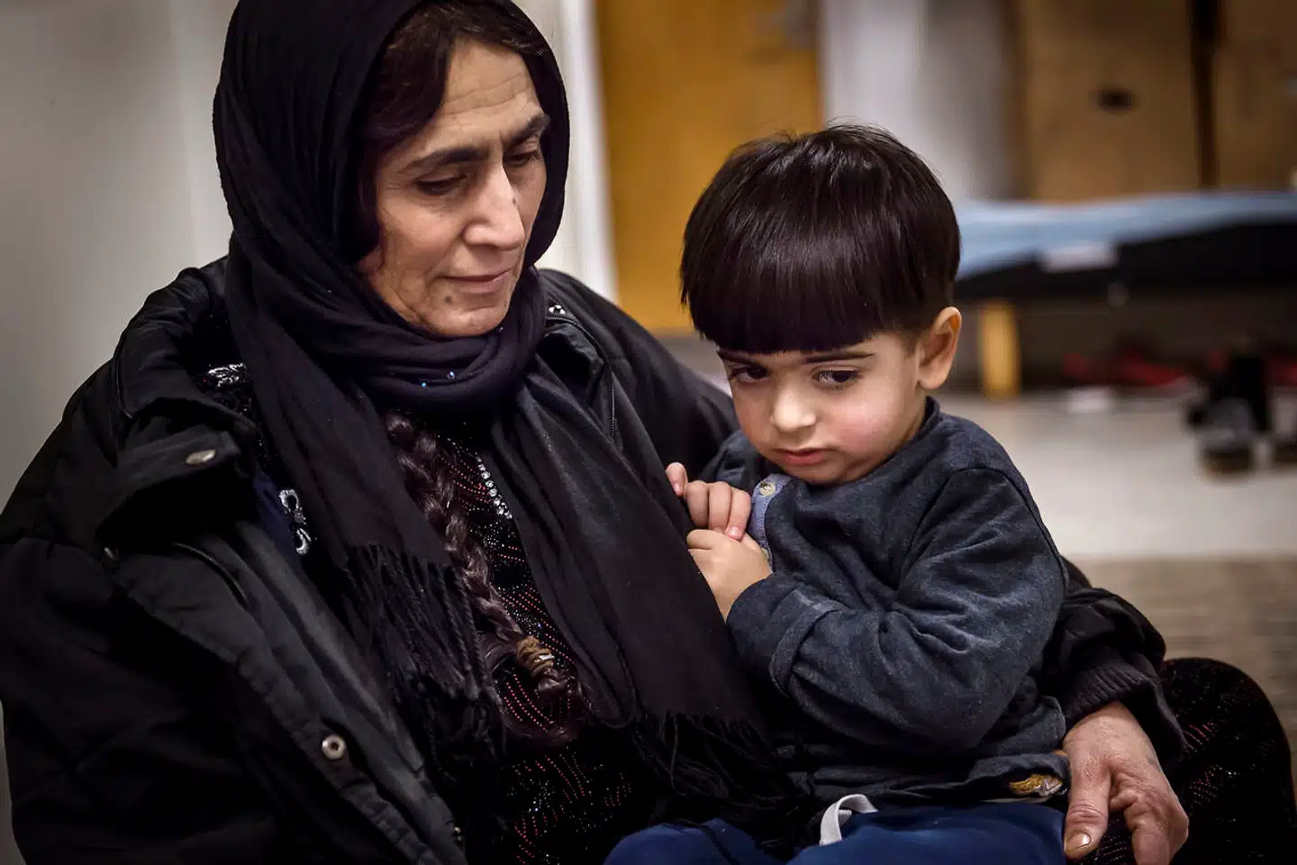 Hiwa Aziz er to et halvt år gammel. Han blev født på Kolding Sygehus i Sydjylland og boede den første tid af sit liv i Jelling, før han for knap et år siden flyttede til Sjælsmark. Hans onkel fortæller på dansk, at drengen sover dårligt og spiser meget lidt, siden han flyttede ind på udrejsecenteret.