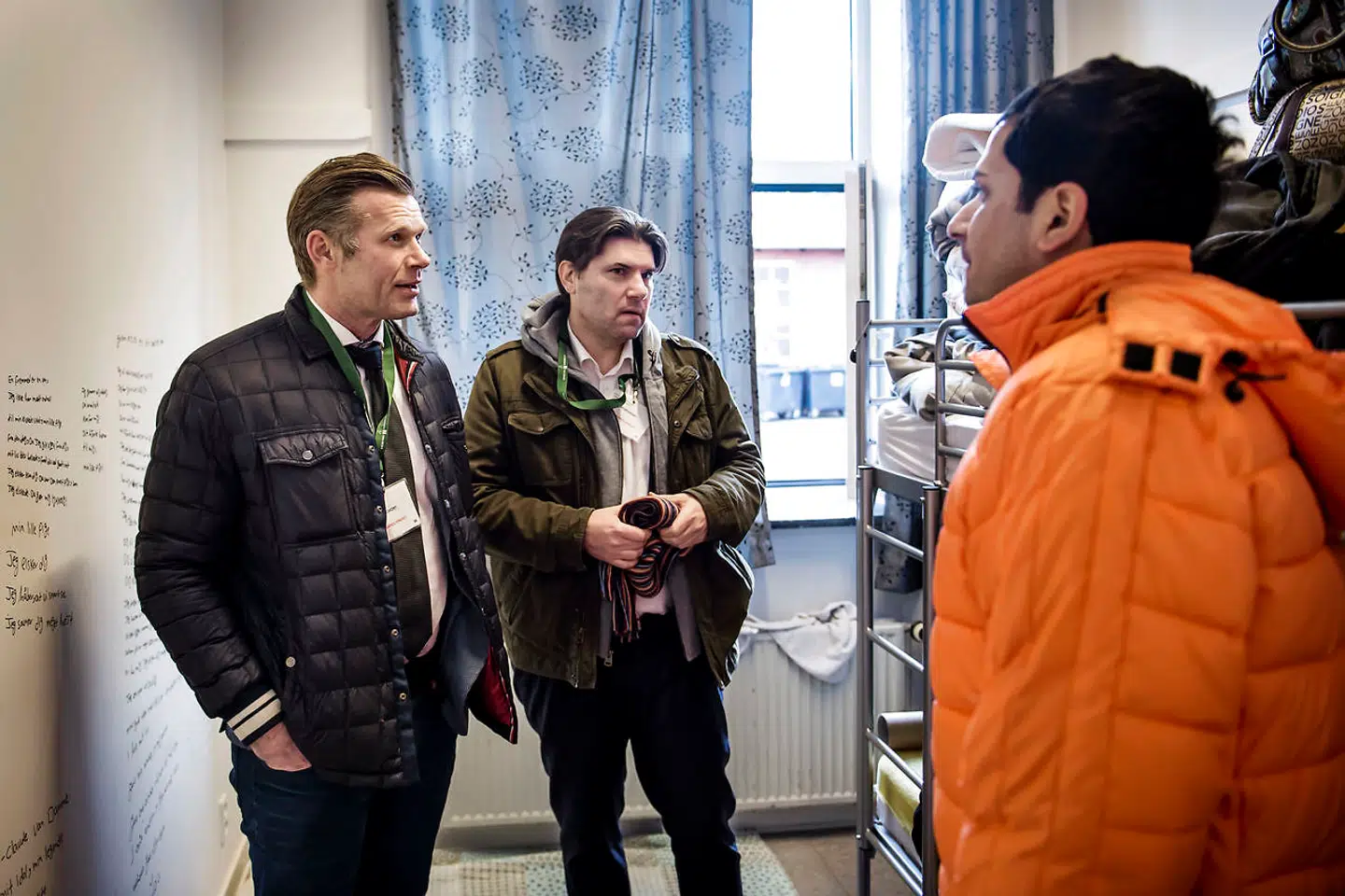 Udlændingeordførerne Joachim B. Olsen (LA) og Mads Fuglede (V) besøger Udrejsecenter Sjælsmark efter flere ugers debat om forholdene på centeret for især børnene. Mads Fuglede erkender, at centeret er et »trist sted«. De to politikere besøgte familien Aziz, og her er det den 26-årige Hawar Aziz, der viser rundt i familiens lejlighed.