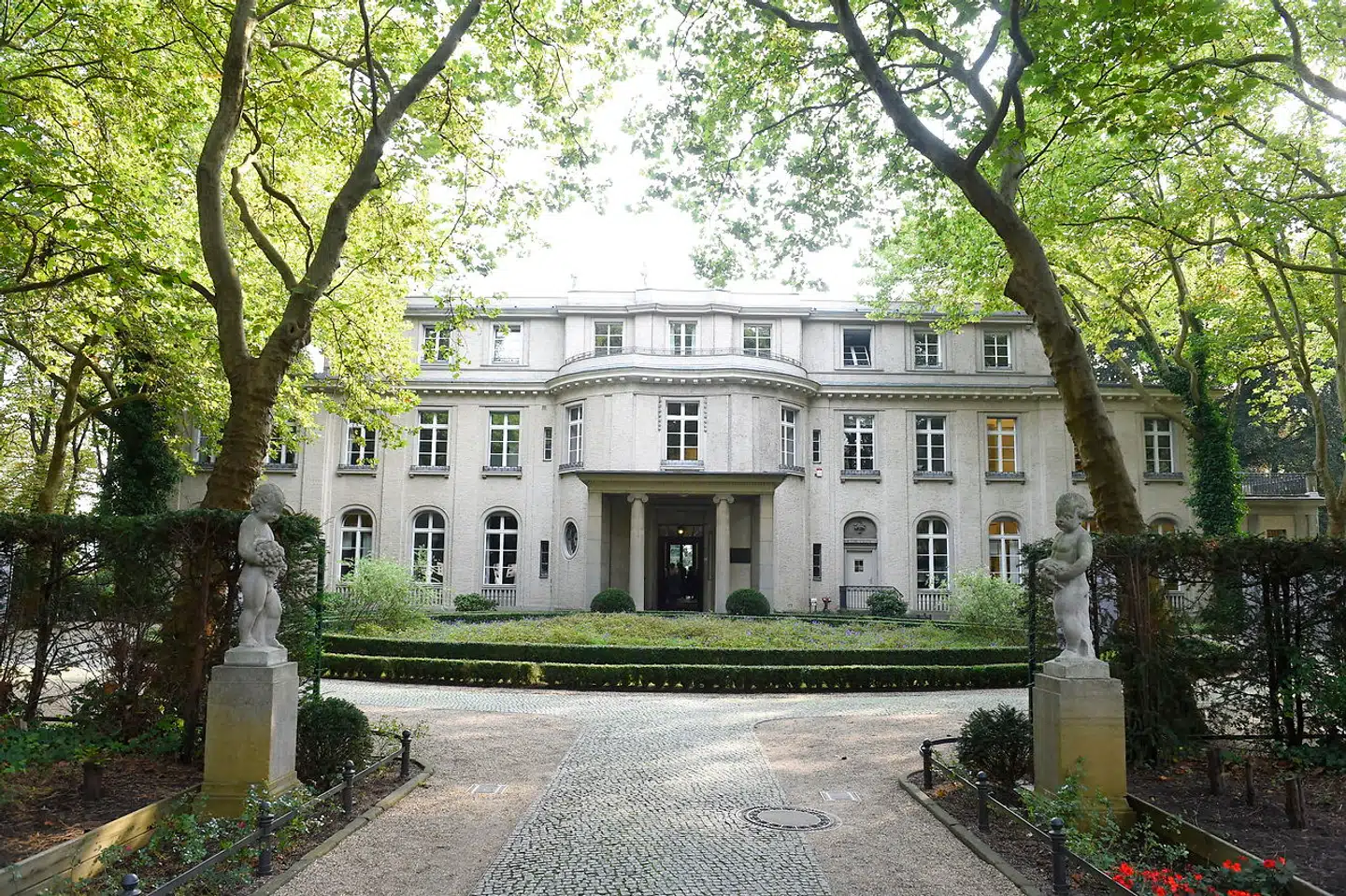Beslutningen om systematisk at udrydde jøderne (»Endlösung«) blev taget i villaen »Am grossen Wannsee« 56-58 i en forstad til Berlin. 20. januar 1942 havde Reinhard Heydrich indkaldt til konference med en række højtstående nazister, herunder Adolf Eichmann. I dag er villaen et Holocaust-mindesmærke.