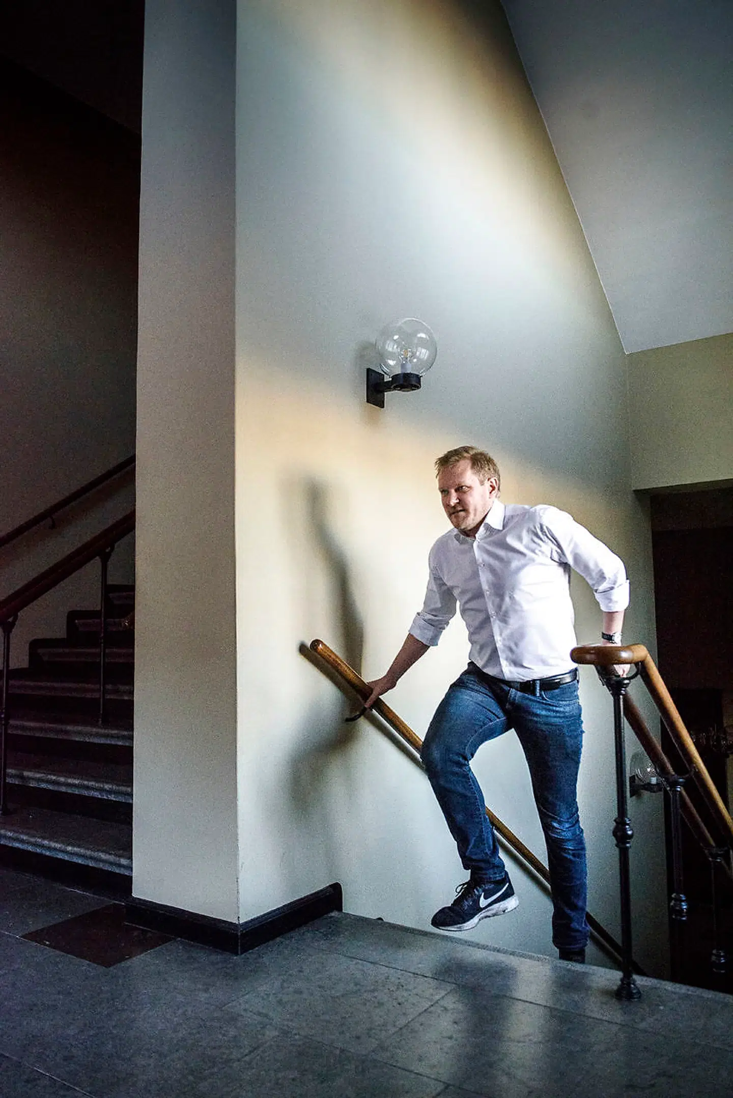 Ifølge Kasper Holten er vi storforbrugere af alt muligt og tror på, at det meningsfulde liv venter lige rundt om næste hjørne.