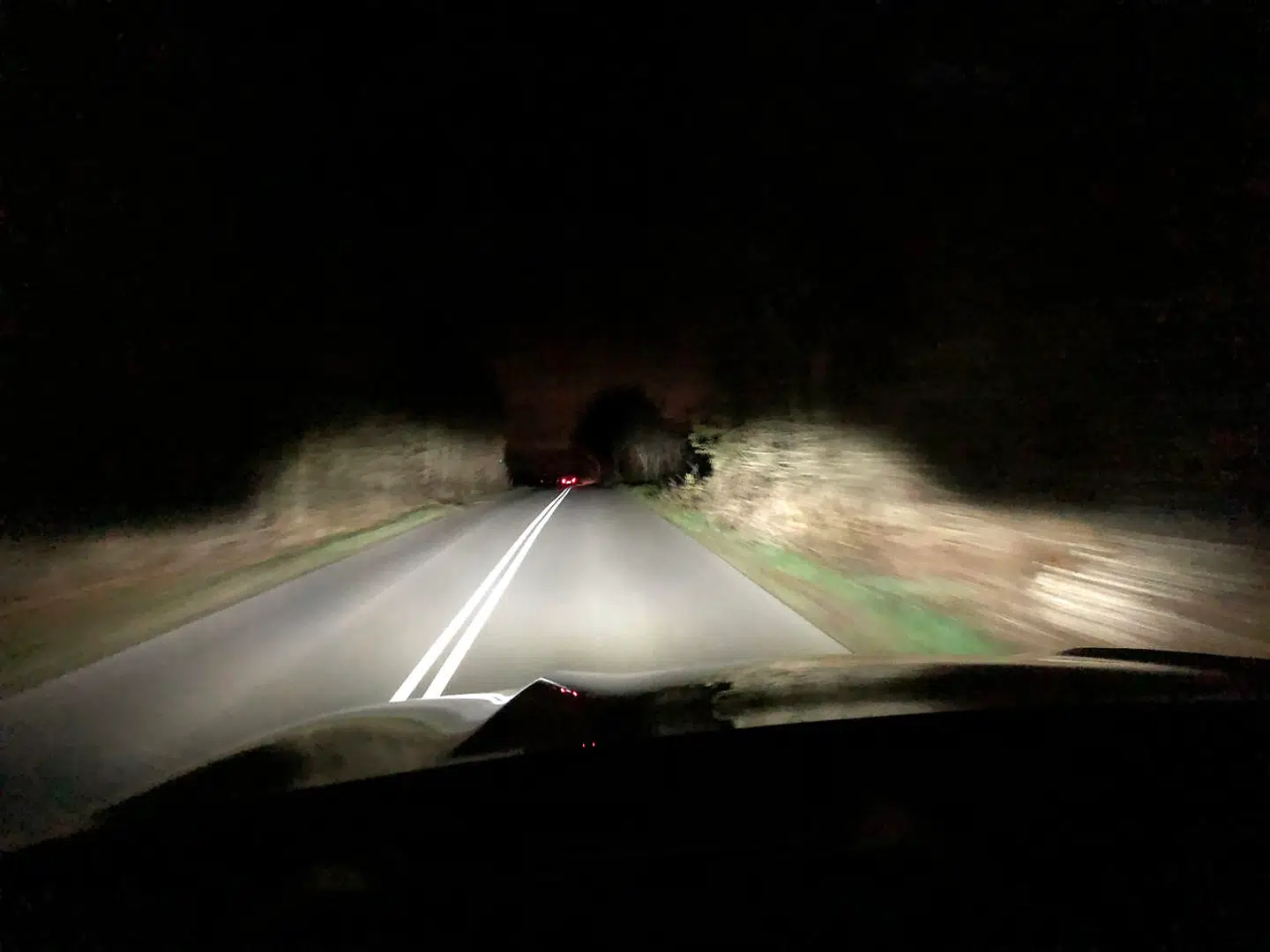 Testbilen var monteret med BMWs seneste generation af laserlys, og det fungerer decideret fremragende. Nat blev til dag og den automatiske lysassistent blændede umærkeligt op og ned automatisk.