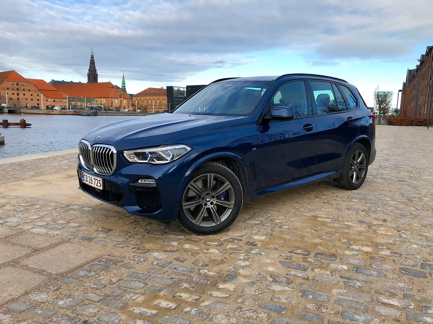 Visuelt er der mere tale om evolution end revolution. BMW X5 har fået lidt flere skarpe kanter end forgængeren, og så er kølergitteret blevet endnu større.