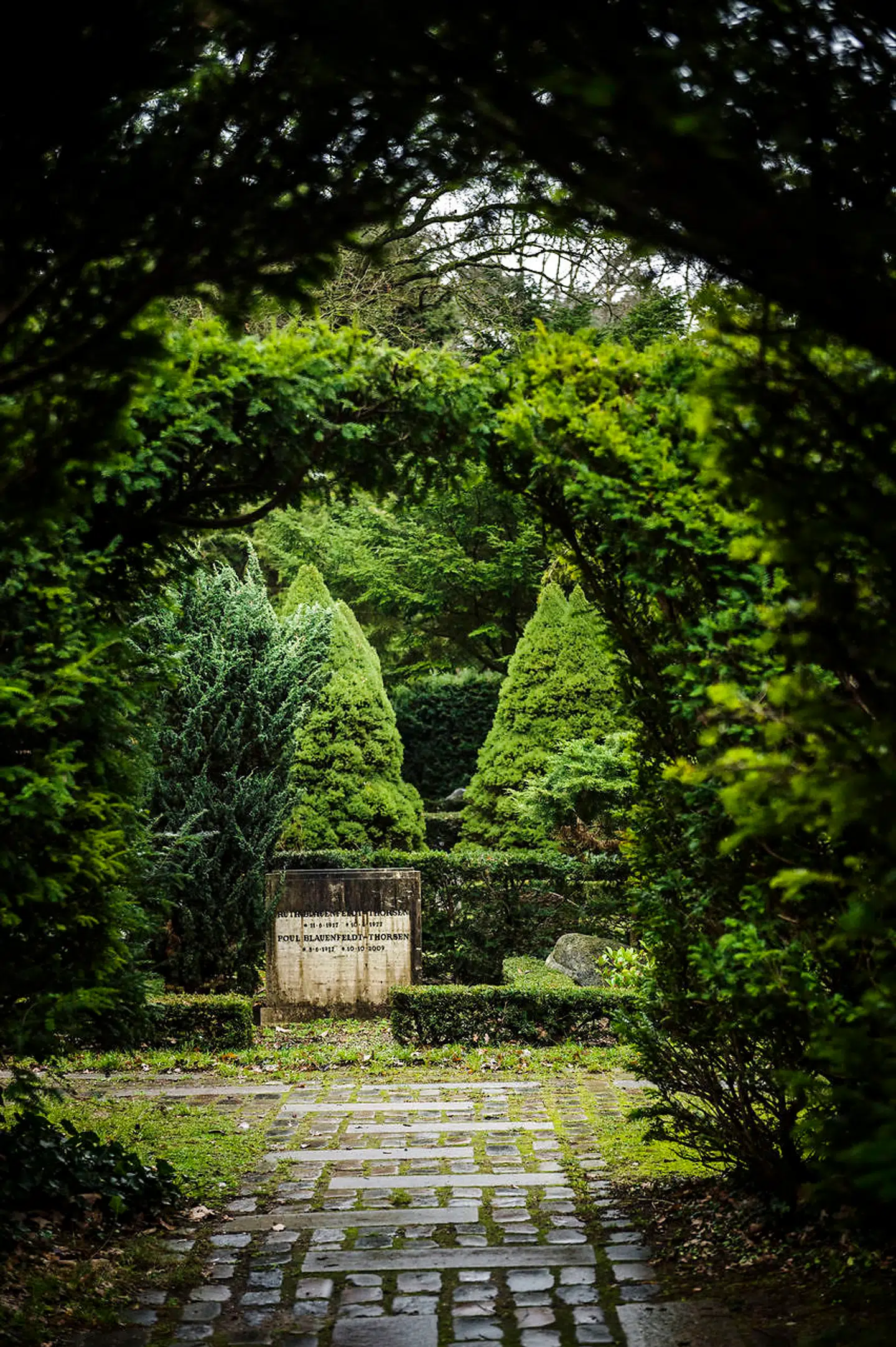 Mariebjerg Kirkegård, der er blevet til efter tegninger af landskabsarkitekten G.N. Brandt, er i vid udstrækning skabt med en stedsegrøn beplantning, der også virker imødekommende om vinteren.