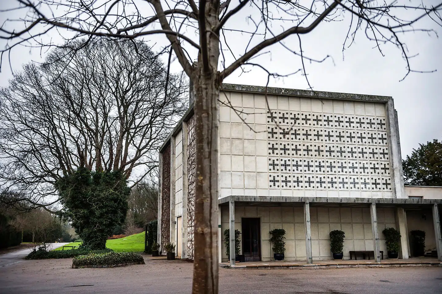 Kapellet til Mariebjerg Kirkegård er tegnet af Frits Schlegel, der er en af de fremtrædende arkitekter i funktionalismen i det 20. århundrede. Frits Schleget var pioner inden for anvendelse af jernbeton i byggeriet - sådan som det også er tilfældet på kirkegården.