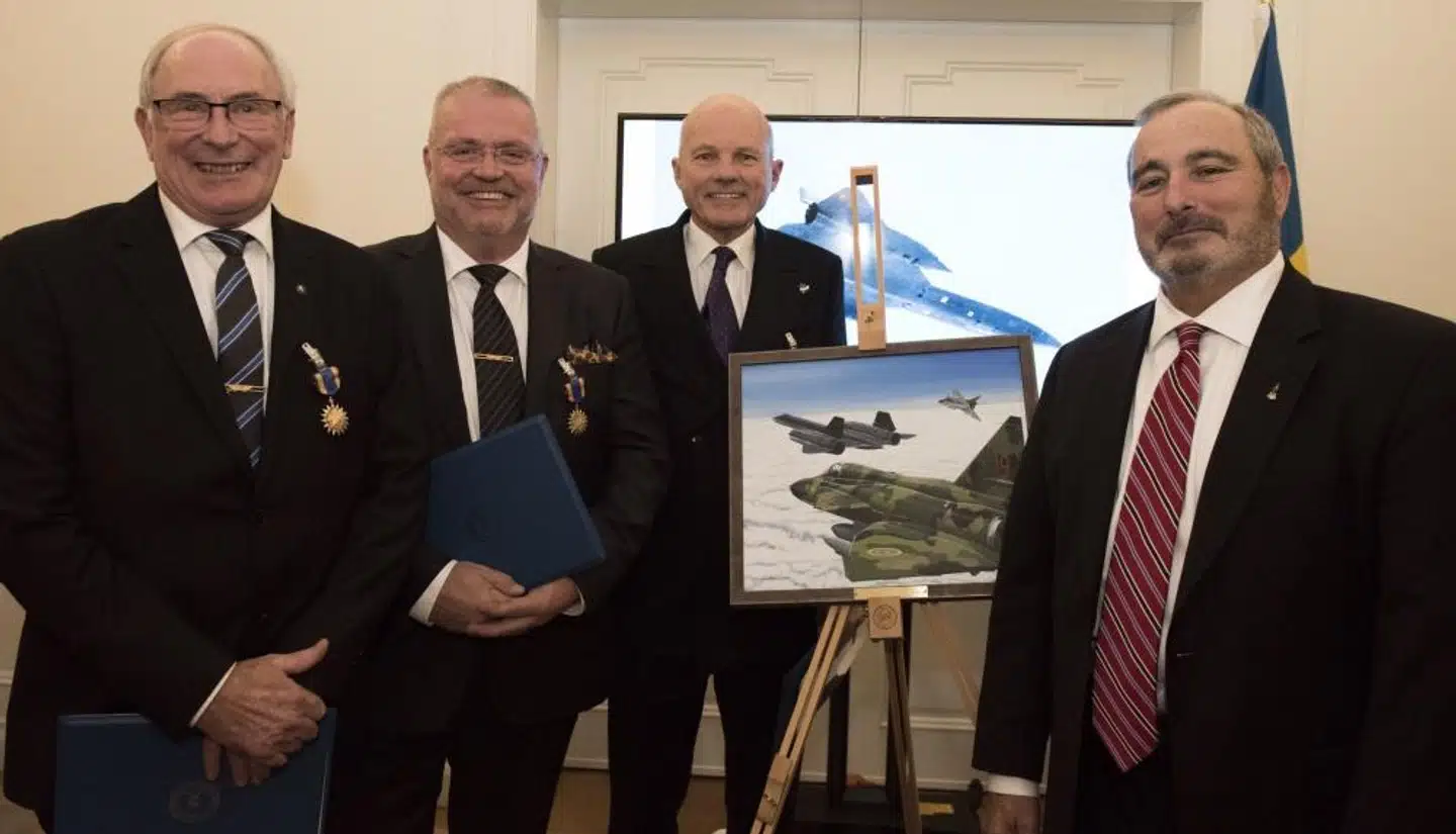 Fra venstre mod højre: Oberst Lars-Erik Blad, major Roger Möller, major Krister Sjöberg og tidligere oberstløjtnant Tom Veltri poserer foran det officiale billede af den begivenhed, som udløste medaljer til de svenske piloter. Foto: Senior Airman Kelly OConnor, DVIDS.