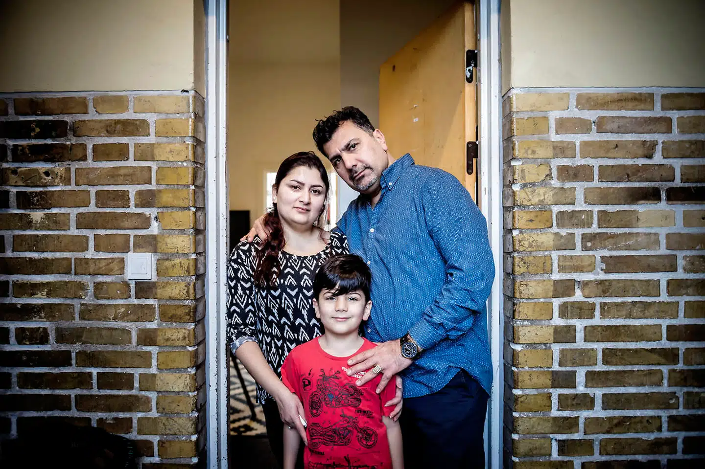 Diman Kadr og Jaf Mustafa med deres seksårige søn. Han har to storebrødre på 13 og 12 år, men de er i skole. De byder os på te, men siger, den er hemmelig. På Sjælsmark må beboerne ikke selv lave mad.