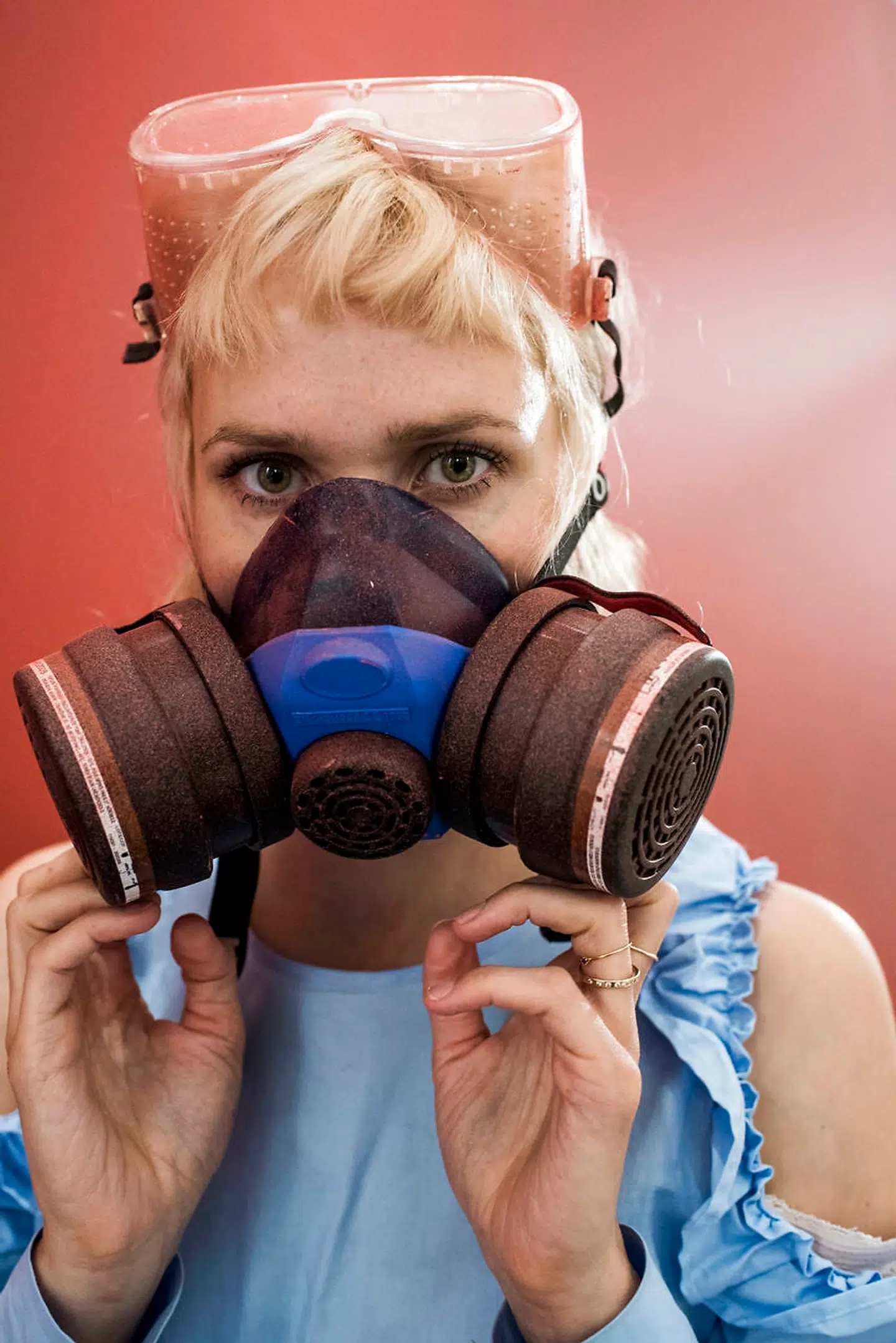 Til Berlingske har Oh Land tidligere fortalt, at »mit job giver mig lov til at stå på scenen i stribede strømpebukser og med et hatte-hus på hovedet. At være popstjerne legitimerer legen. Samtidig bruger jeg det som dække over, at jeg i virkeligheden aldrig er blevet voksen«. Billedet er taget i forbindelse med et værk, hun og eksmanden Eske Kath lavede sammen om deres flytning til New York.