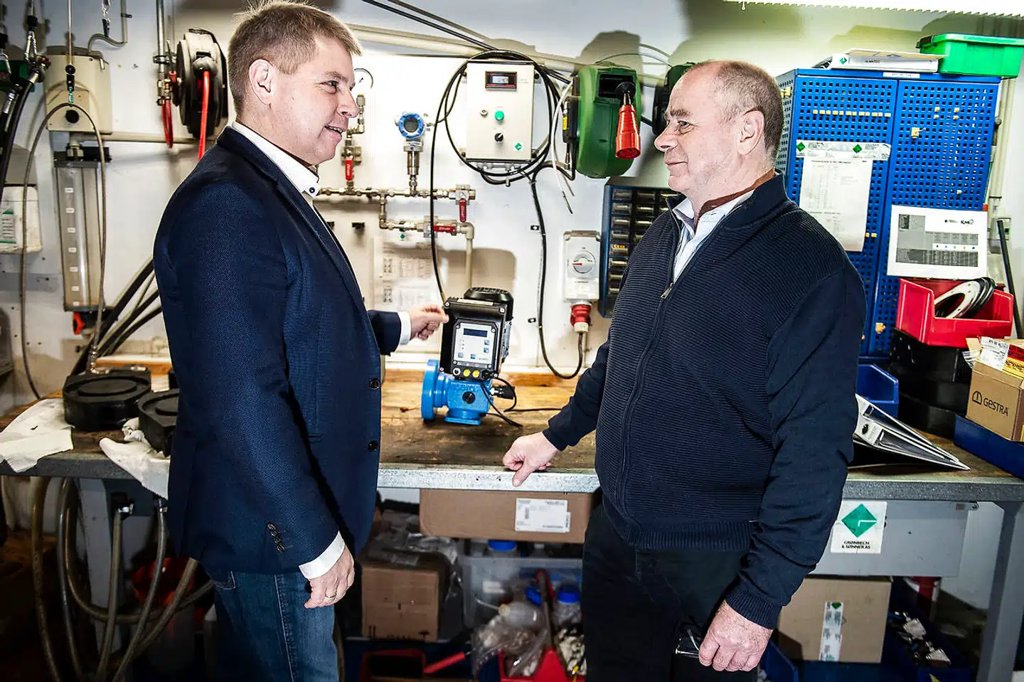 John Mathiesen, adm. direktør, i Grønbech & Sønner, lægger stor vægt på at fastholde seniormedarbejdere som salgsingeniør Henrik Davidsen til højre.