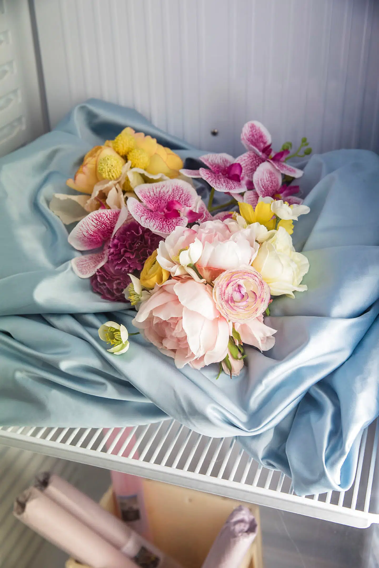 Kontraster fænger - og kunderne jubler når blomster udsmykker et ølkøleskab.