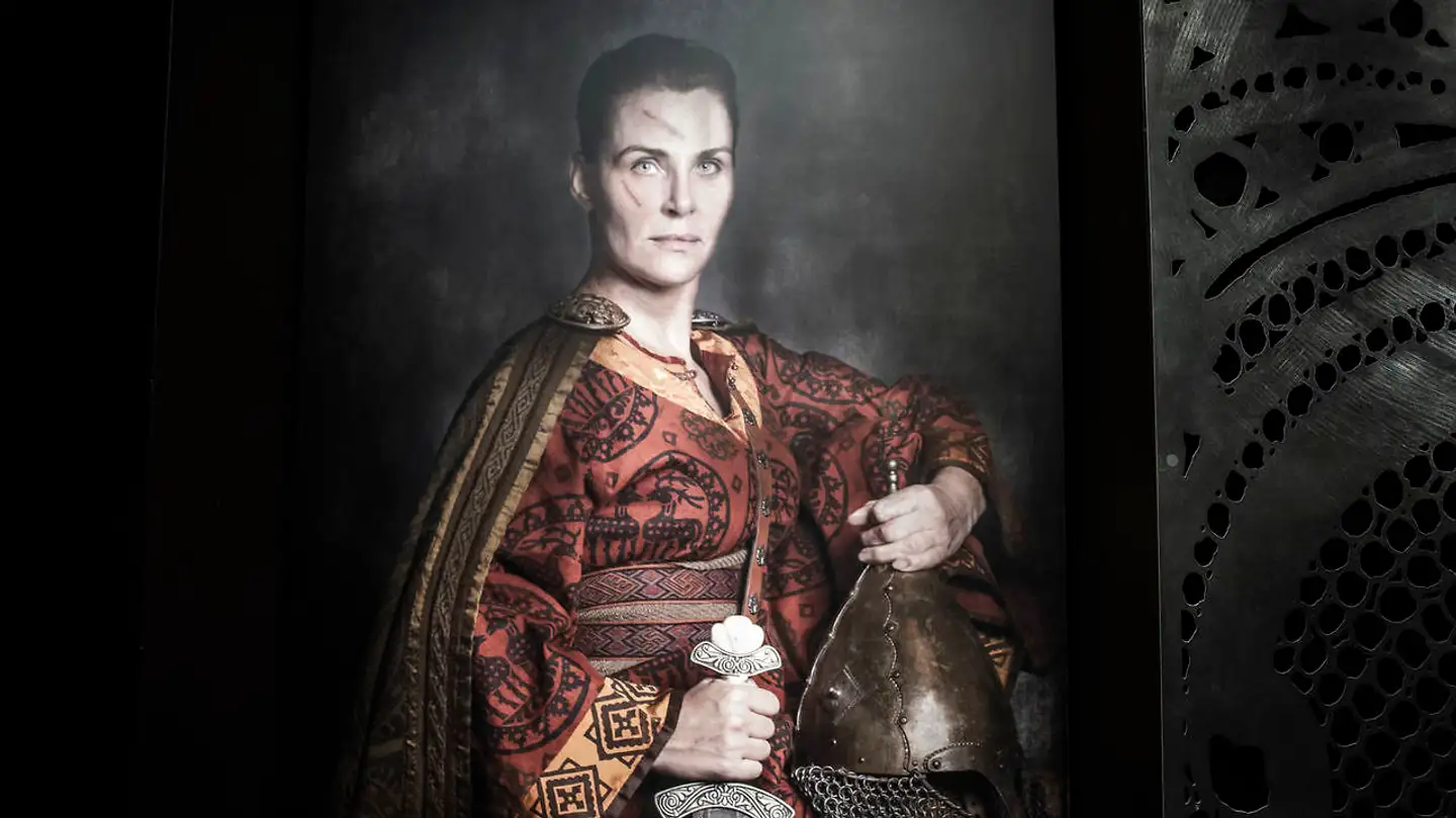 Billede af en kvindelig kriger, som er en del af Jim Lyngvilds omdiskuterede vikingeudstilling på Nationalmuseet. Sværdet og hjelmen på billede er en del af museets udstilling.