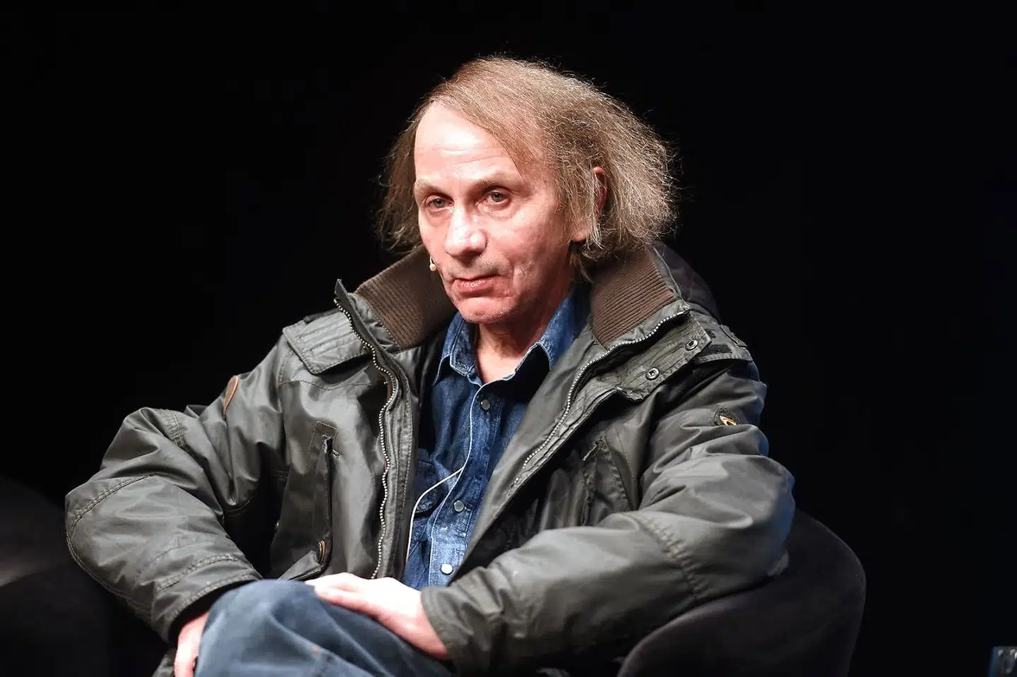 »Houellebecq er en provocateur af den både subtile og infantile slags, og selv om man som (måske især kvindelig) læser kan blive en smule træt i læsebrillen over den evindelige pornoficering af kvindekønnet, så har provokationen netop en pointe i dens groteske eksponering af alt det grimme, vi ikke ser,« skriver Berlingskes anmelder om den franske forfatters nye roman.