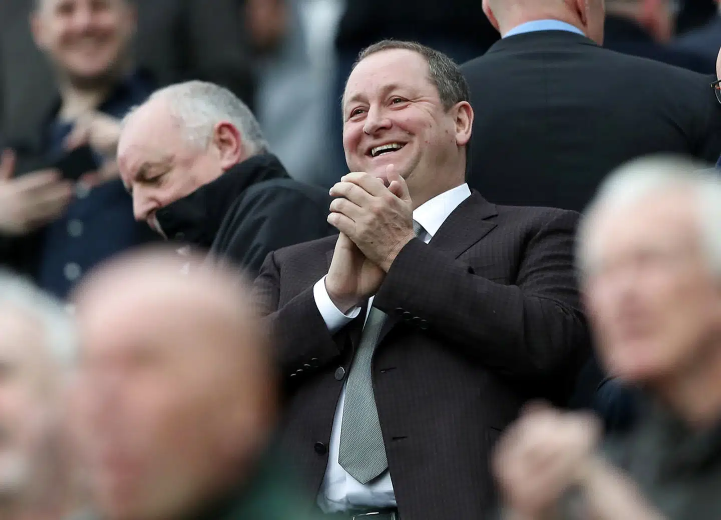 Den engelske rigmand Mike Ashley ejer blandt andet fodboldklubben Newcastle United, hvor fans har protesteret mod hans ledelse af klubben.