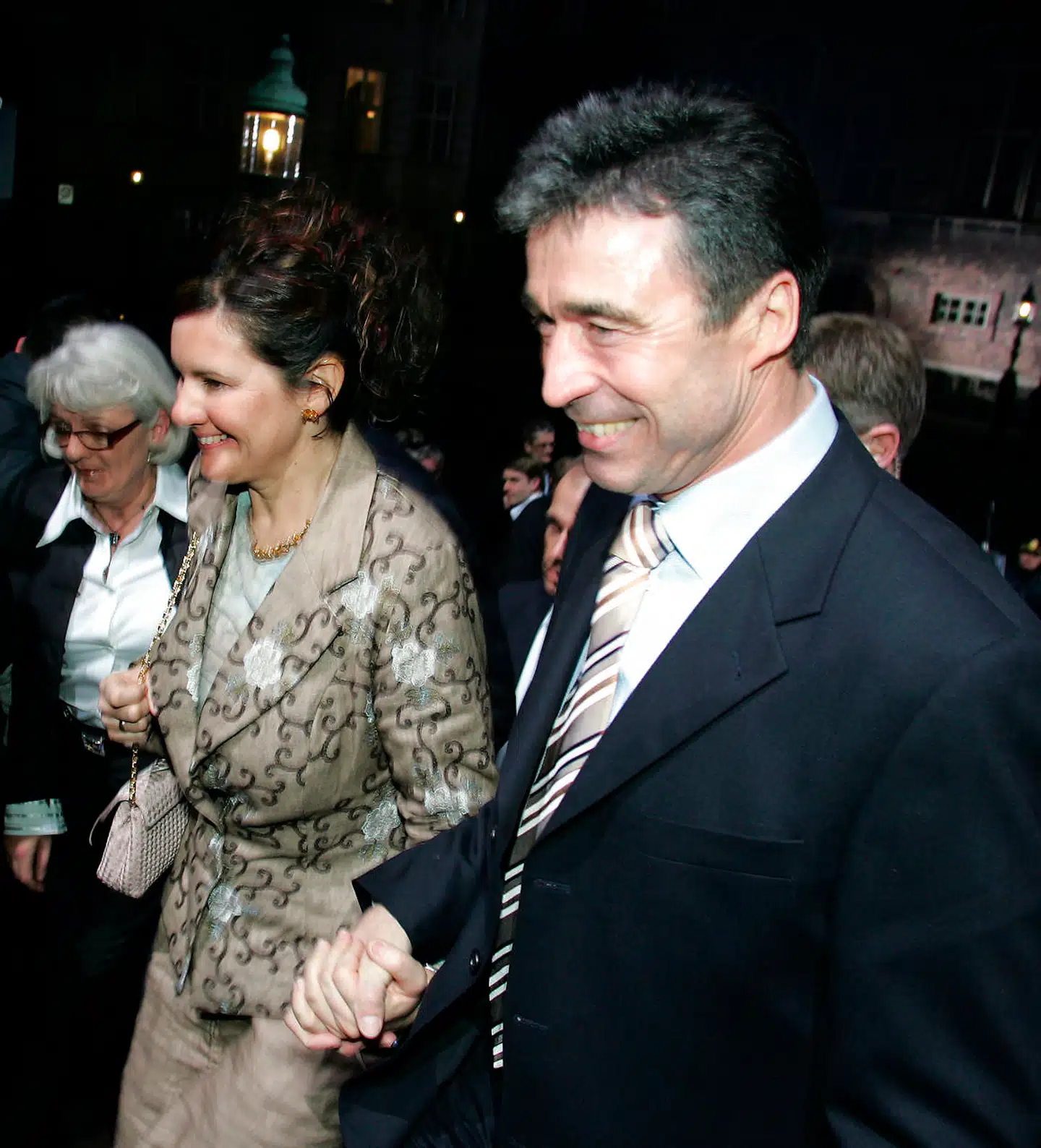 En glad Anders Fogh Rasmussen på vej hjem efter valgsejren i år 2005, der gav ham en ny periode som statsminister. I den periode lavede han bl.a. Velfærdsaftalen – den største økonomiske reform i nyere danmarkshistorie.