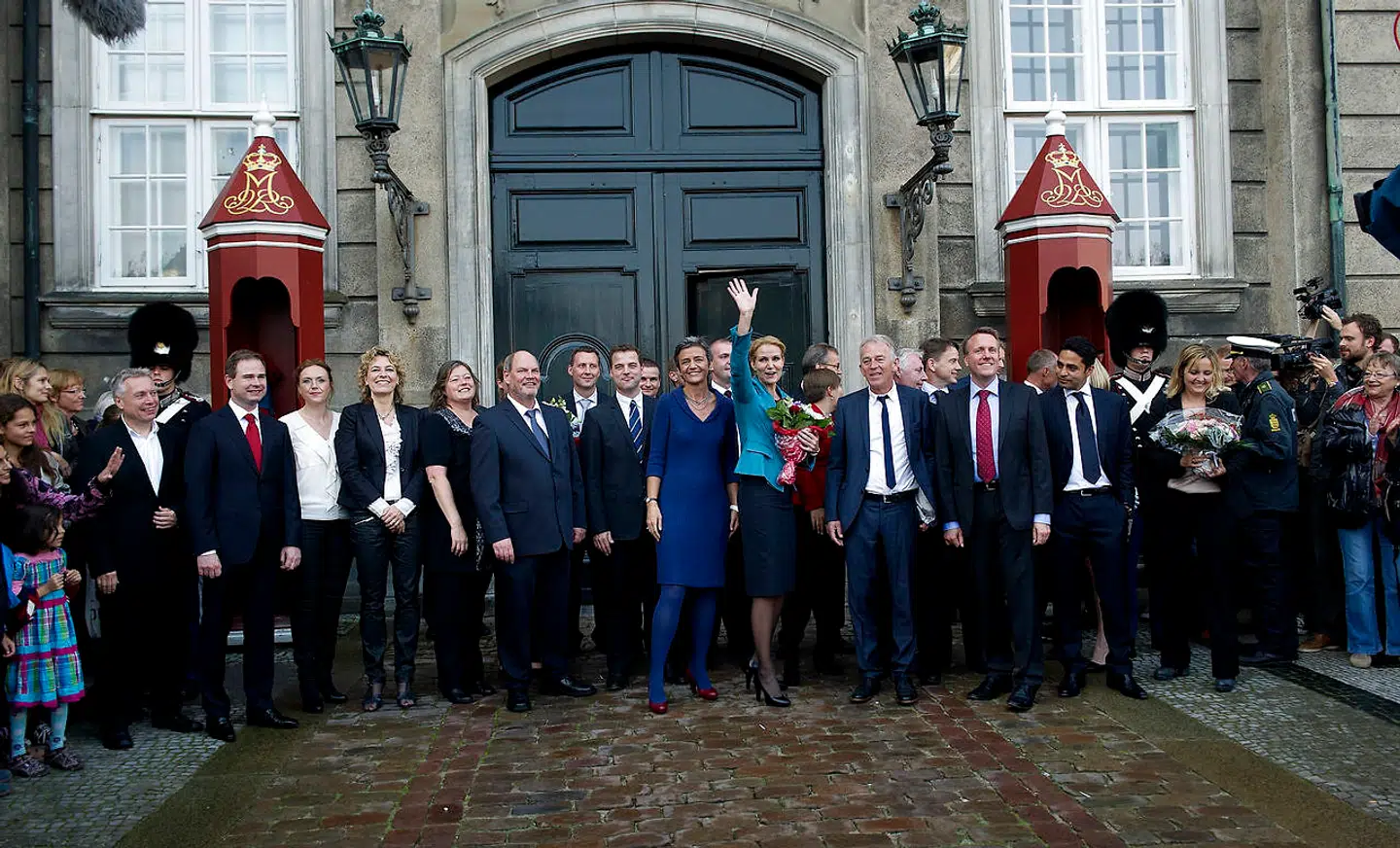 Danmarks nye statsminister, Helle Thorning-Schmidt (S), præsenterer sin nye regering foran Amalienborg mandag d. 3. oktober 2011. Thornings regering gik med statsministerens egne ord »reformamok« og reformerede bl.a. en række overførselsindkomster.