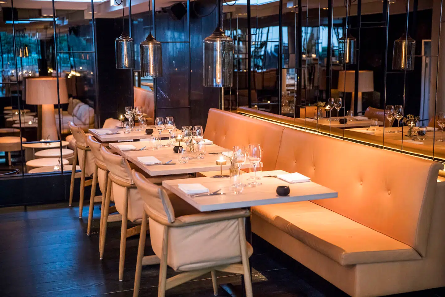 Spisesalen på Noi er indrettet bedste lyse og luftige skandinaviske stil.