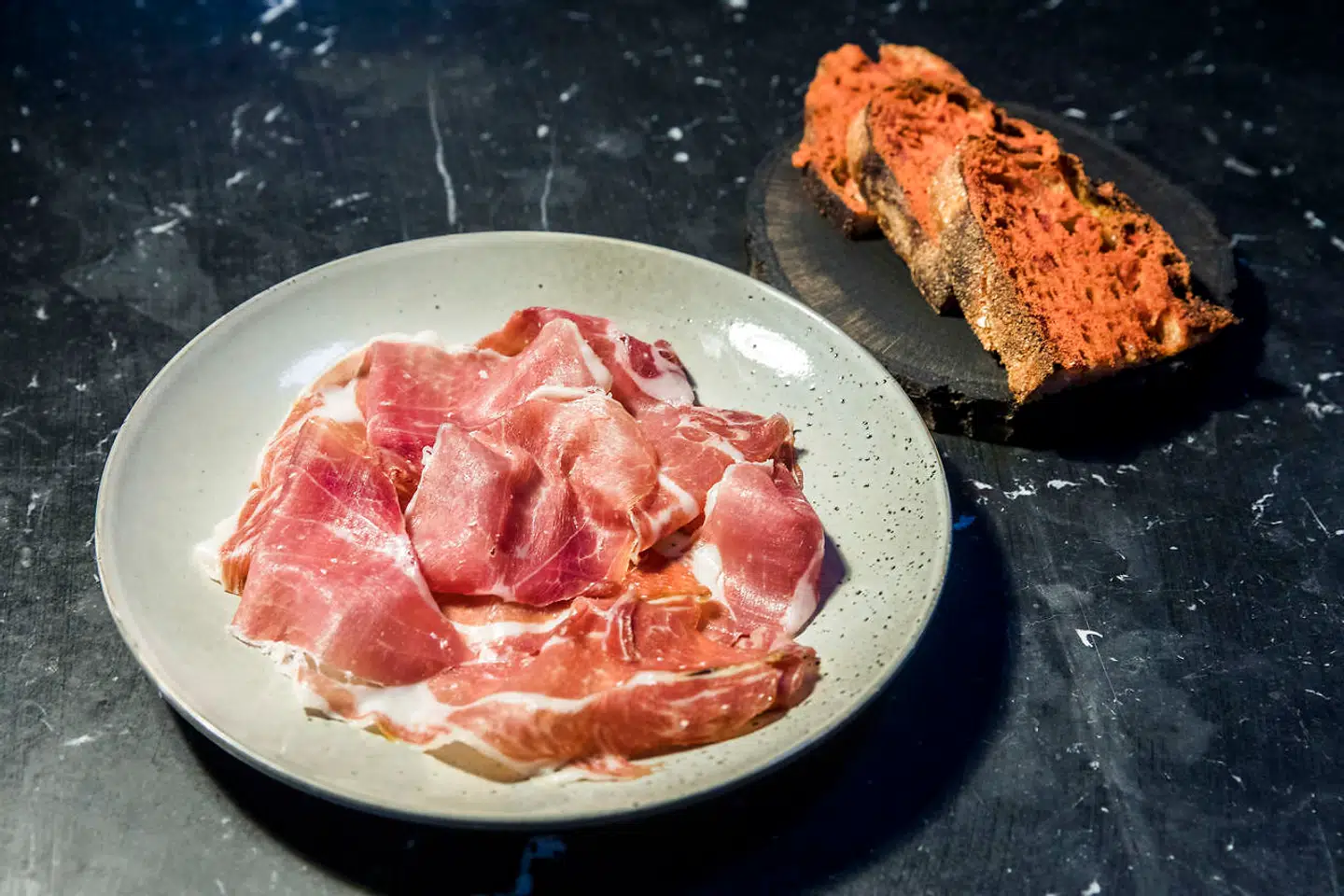 Det spanske tomatbrød var for voldsomt for skinken, som ved vores besøg blev serveret mere rodebunkeagtigt på samme tallerken.