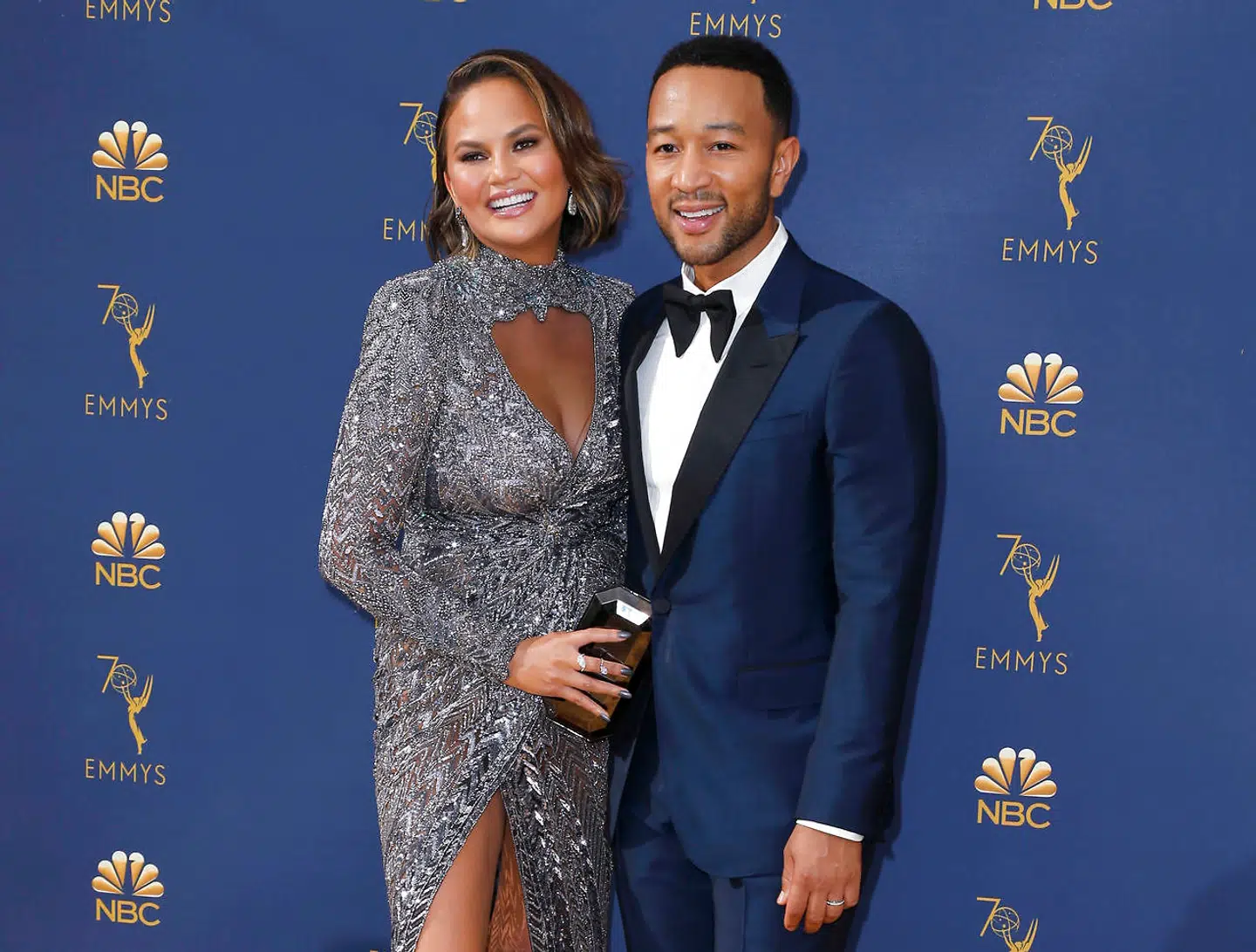John Legend er en af de få musikere, der offentligt har taget afstand til R. Kelly. Her er han fotograferet med sin kone Chrissy Teigen ved Emmy Awards sidste år.