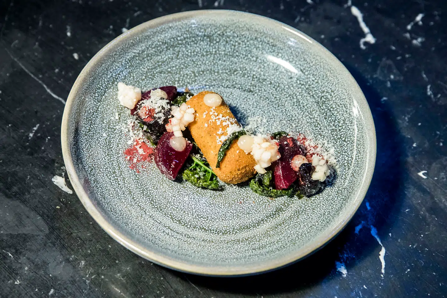 Substantiel vegatarkost: Croquette med gedeost serveret med rødbede i forskellige teksturer og palmekål.