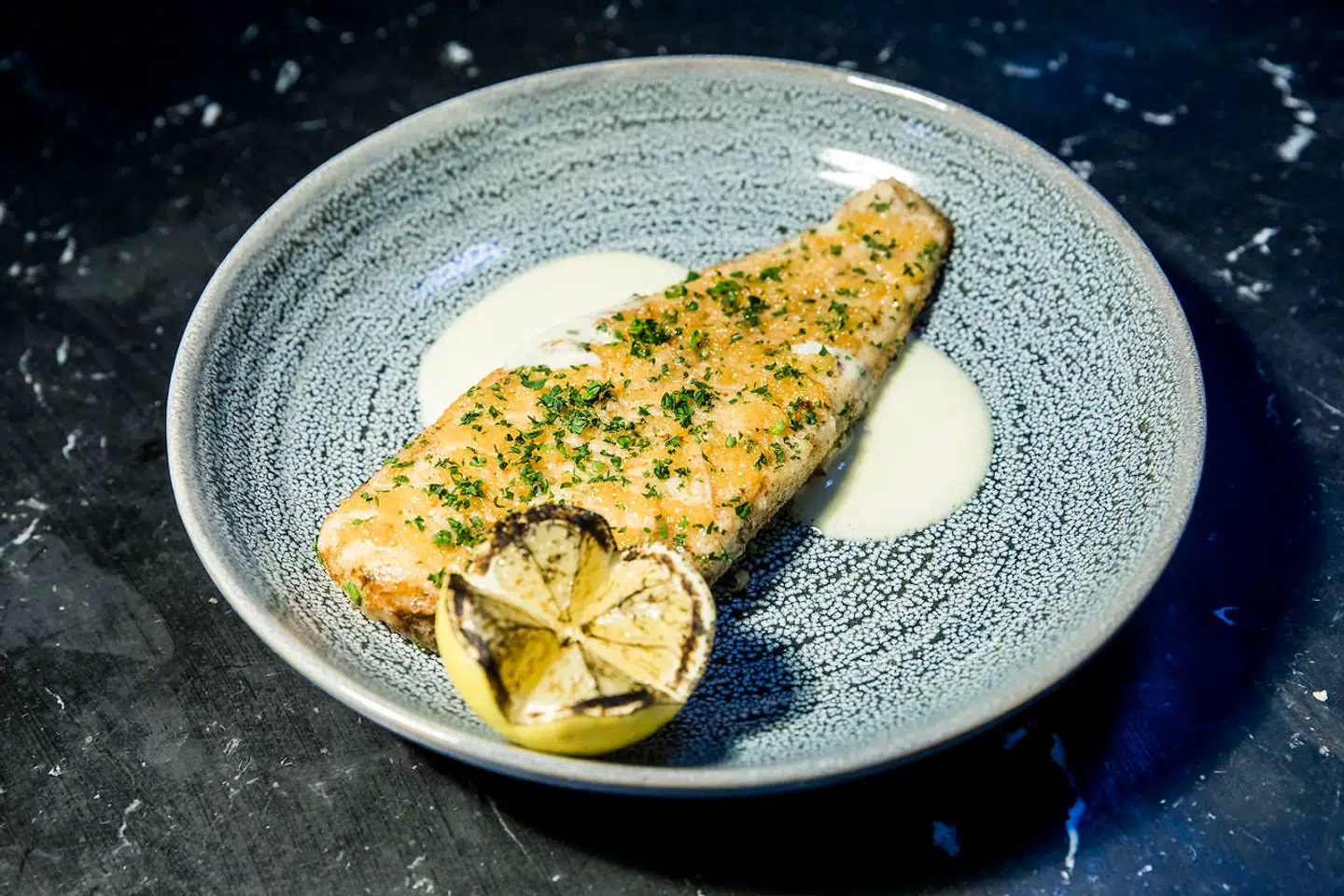 Rødtunge med beurre blanc og usynlig ørredrogn på toppen.