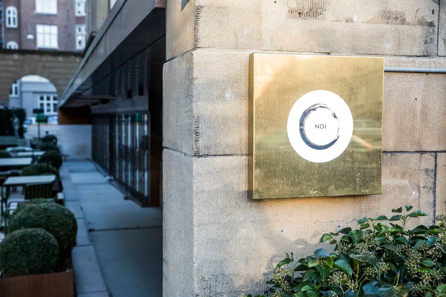 Noi har egen indgang på Nobis Hotel.