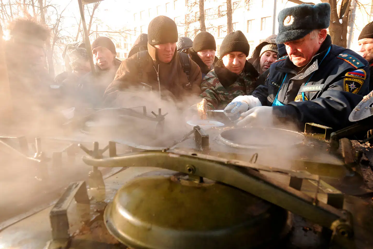 Sergej Lebedev, der er uddannet geolog, bogstavelig talt sanser sig tilbage og graver sig ned i en knugende fortids stemninger og aflæser historiens spor i nutidens landskaber med deres vidnesbyrd om tvangen, mismodet, overvågningerne og mistilliden.