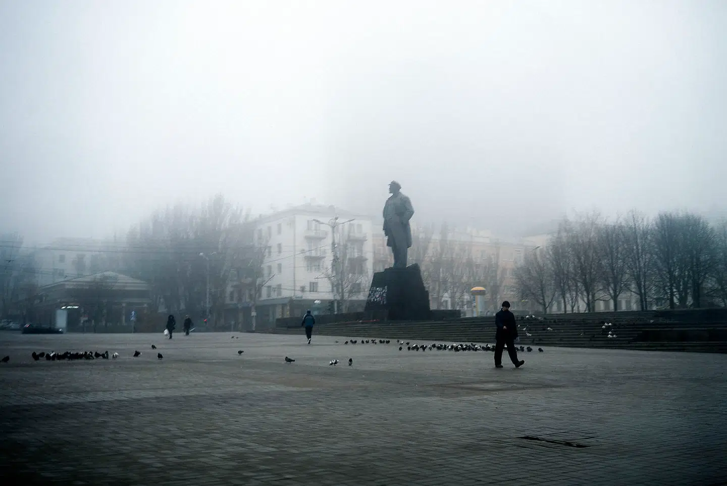 Ved et par lejligheder redder Bedstefar To fortællerens liv, og det sker blandt andet i forbindelse med en blodtransfusion, hvis symbolske betydning er svær at overse. Sovjet-tidens blod ruller simpelthen videre i årerne på en ny generation. Tydeligere kan sammenhængen mellem Sovjetæraen og Putins nye Rusland ikke understreges.