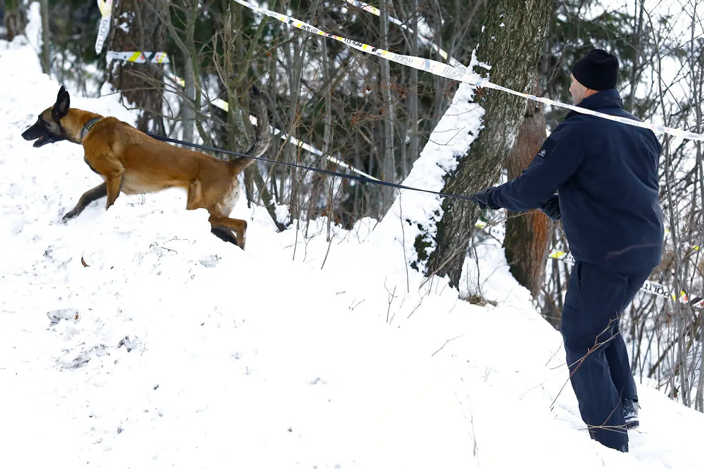 En betjent leder efter spor i området omkring familien Hagens hjem i Fjellhamar ved Oslo.