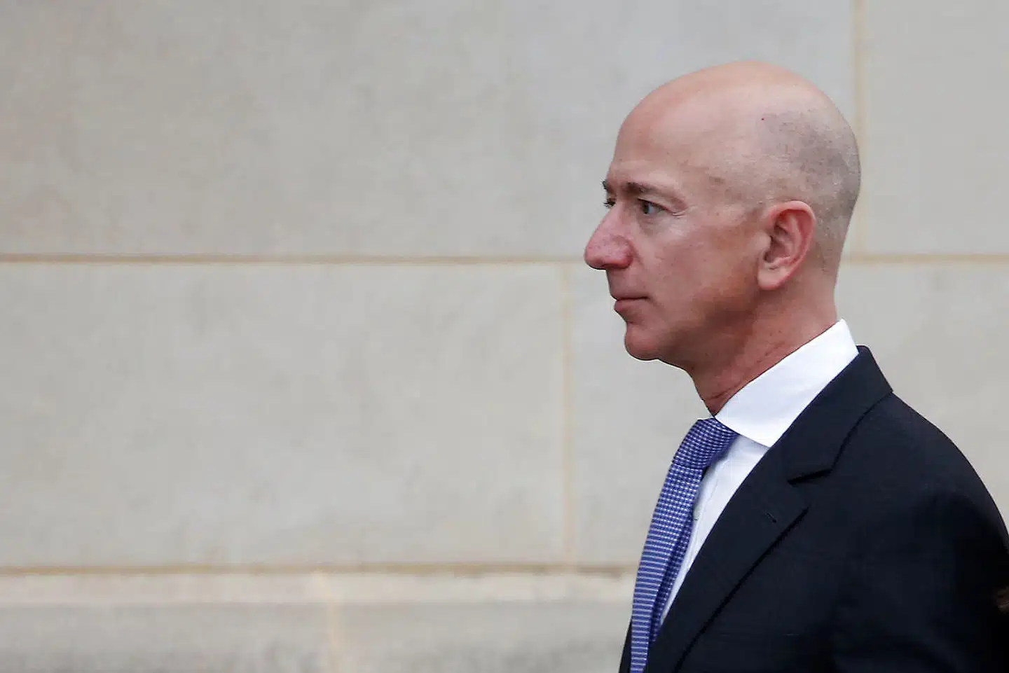 Ifølge lovgivningen i staten Washington, hvor Jeff Bezos har boet med sin kone, skal værdier optjent i løbet af et ægteskab deles lige i tilfælde af en skilsmisse. I Jeff Bezos tilfælde svarer halvdelen af værdierne til over 440 mia. kroner