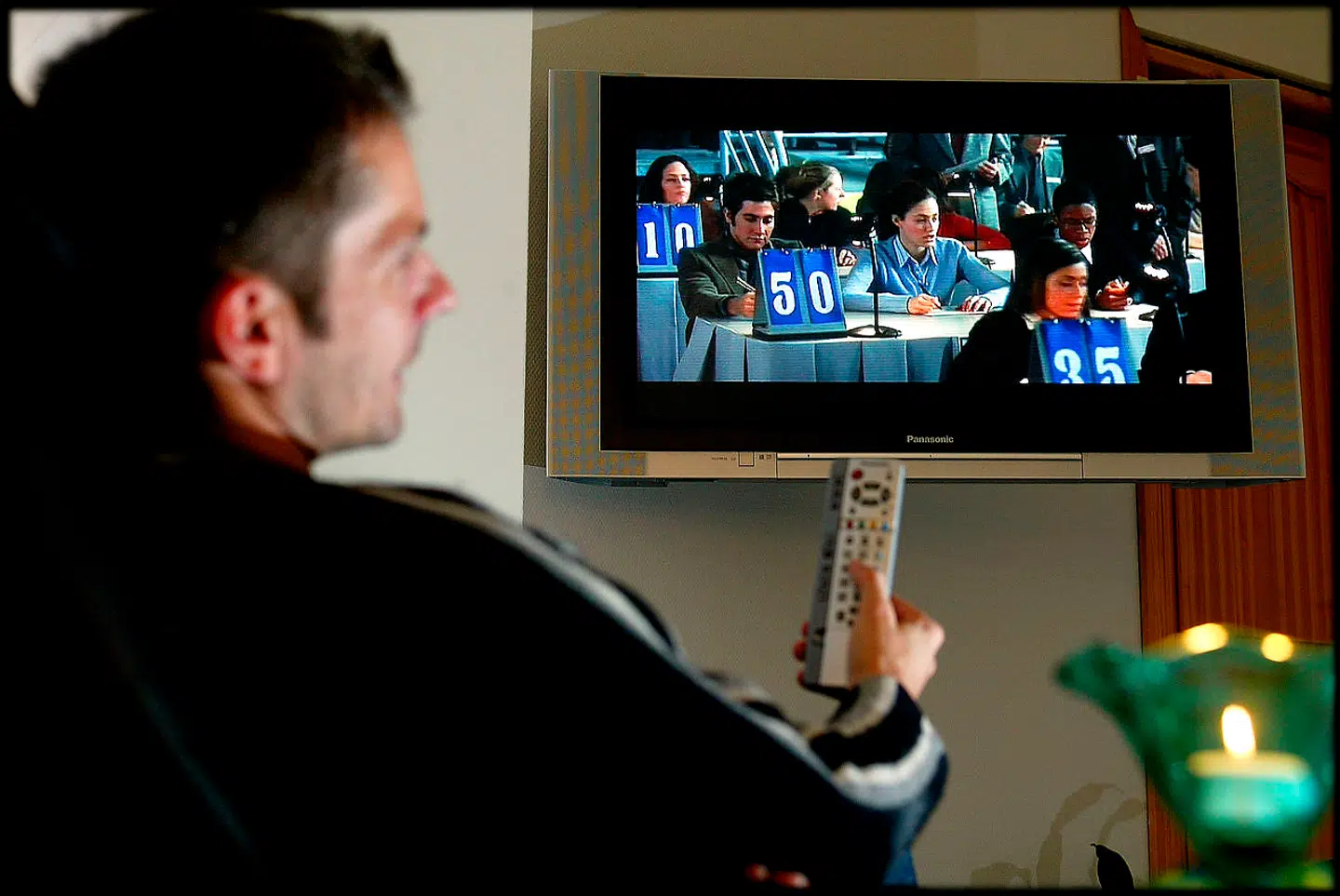 Vi ser i stigende grad TV alene. I 1992 så 35 pct. af danskerne over tre år TV alene i prime time. I 2018 var tallet vokset til 51 pct. Årsagen er bl.a. muligheden for streaming via computer og mobil.