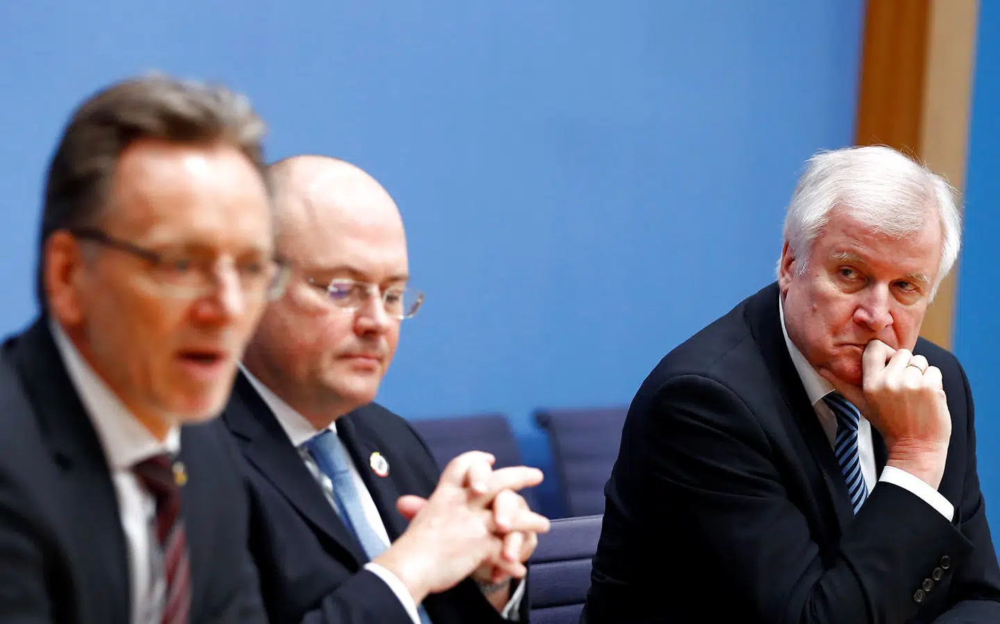 Tirsdag holdt Tysklands indenrigsminister, Horst Seehofer (CSU) (th.), pressekonference efter det store datalæk sammen med blandt andre Holger Münch fra kriminalpolitiet (tv.). Seehofer går af som CSU-formand om få uger.