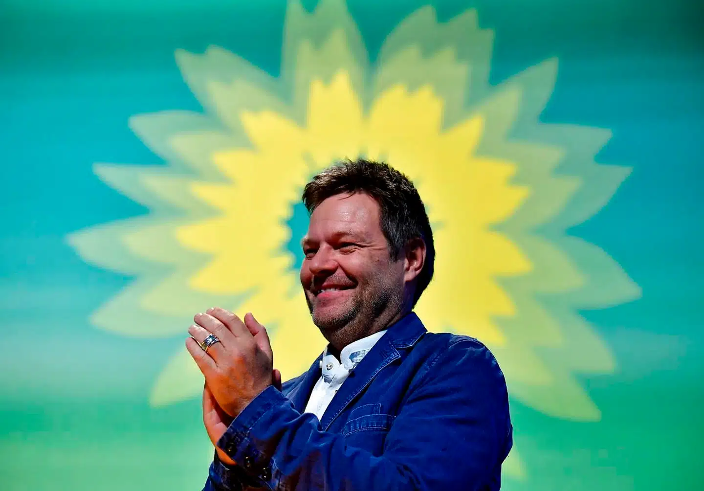 De Grønnes leder, Robert Habeck, har efter det store datalæk – og en stærkt kritseret Twitter-film – besluttet sig for at forlade de sociale medier.