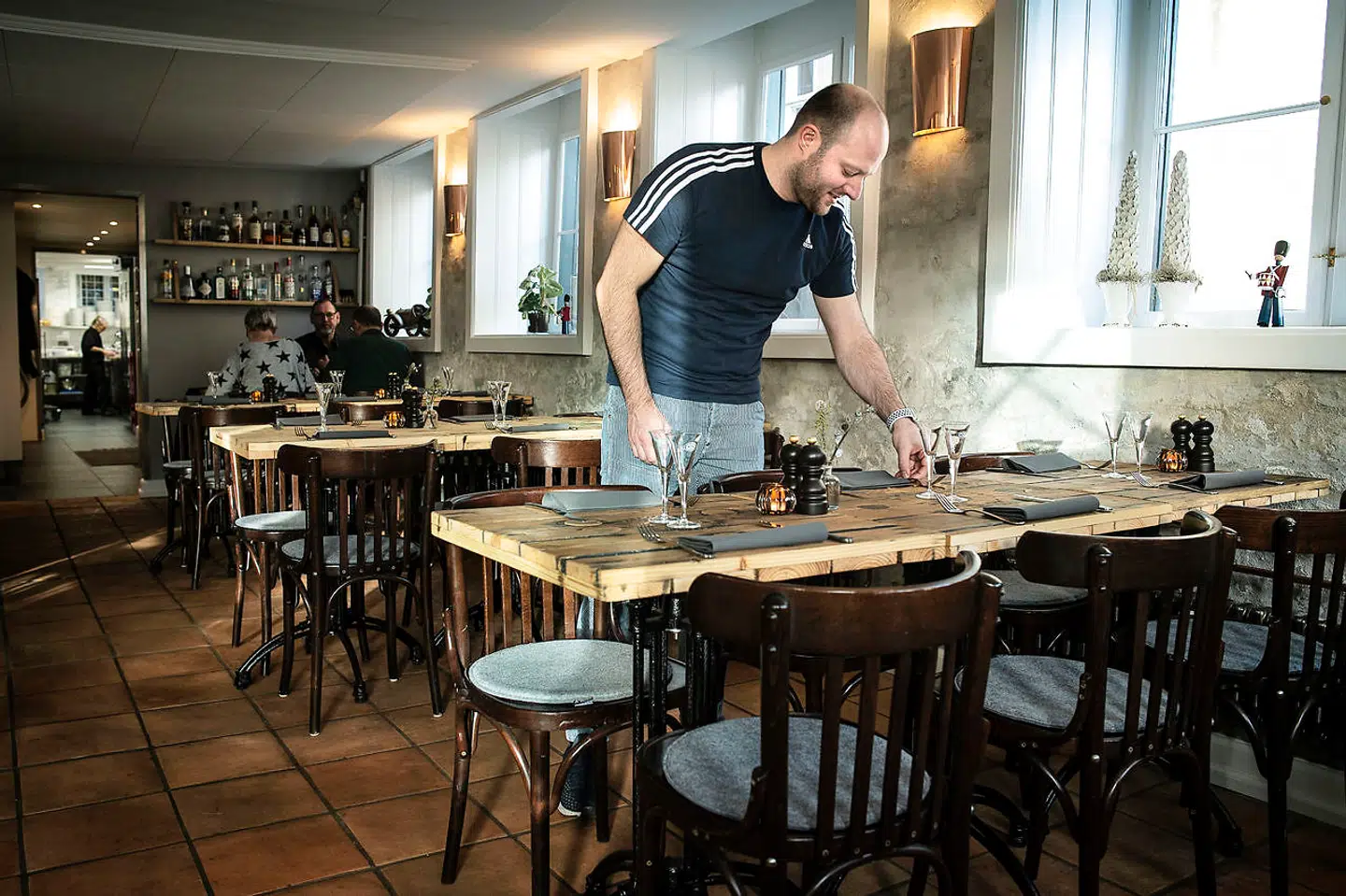 Lyset falder fint ind i den høje kælder i Nybrogade.